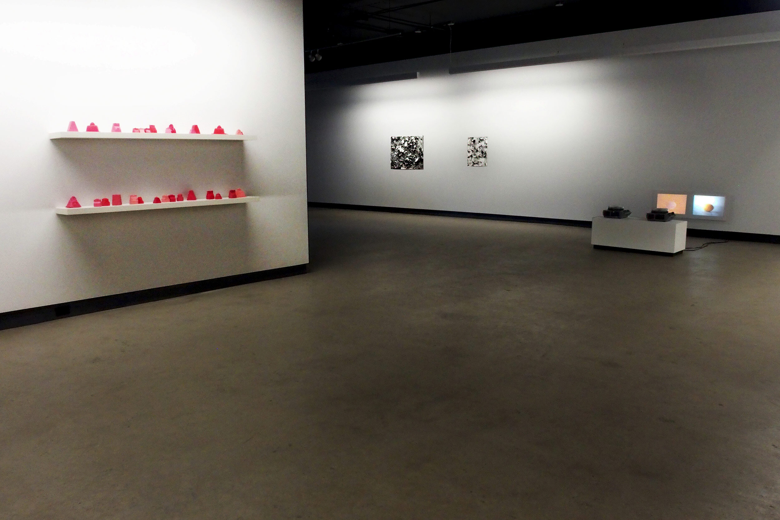  © Jacinthe Lessard-L., vue d’installation de l'exposition, Dazibao, 2014. De gauche à droite : Jacinthe Lessard-L., Lorna Bauer &amp; Jon Knowles. Photo : Dazibao. 