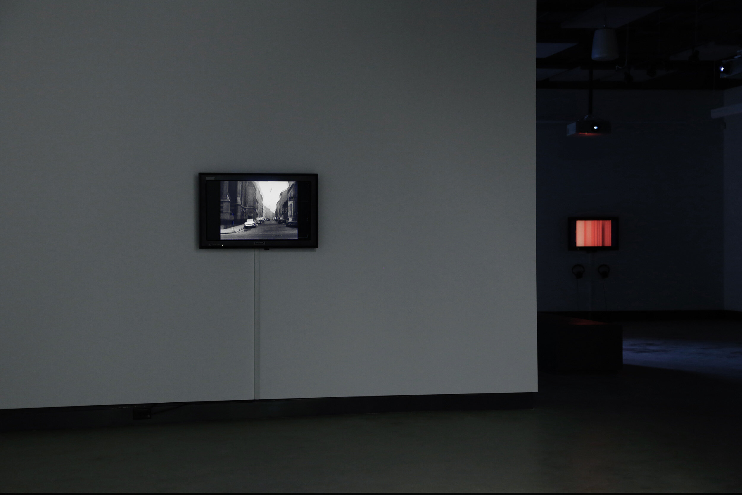  © Vue d’installation de l'exposition  Electronic Sound in a Shifting Landscape , Dazibao, 2014. Photo : Sara A. Tremblay. 