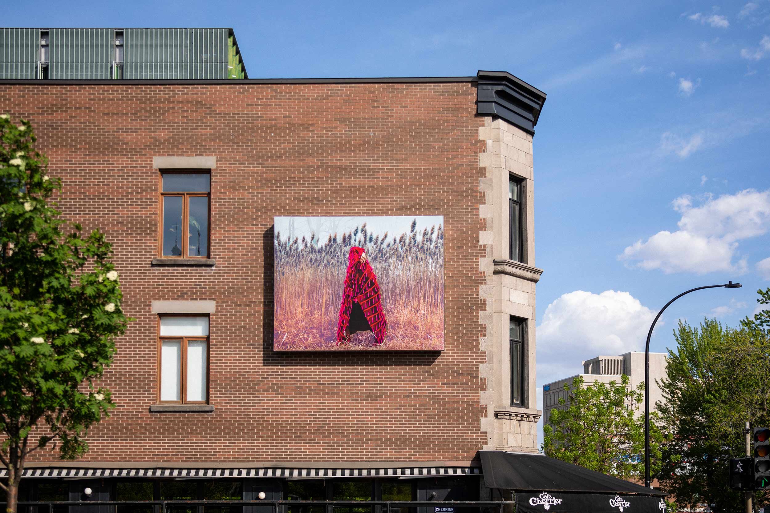  © Lara Kramer,  In Blankets, Herds and Ghosts  (2021). Vue d’installation sur la façade du Café Cherrier, Dazibao, 2021. Photo : Manoushka Larouche. 