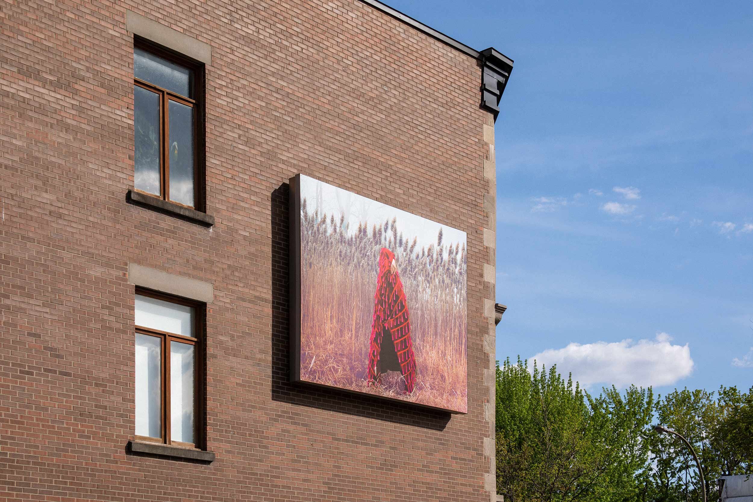  © Lara Kramer,  In Blankets, Herds and Ghosts  (2021). Vue d’installation sur la façade du Café Cherrier, Dazibao, 2021. Photo : Manoushka Larouche. 