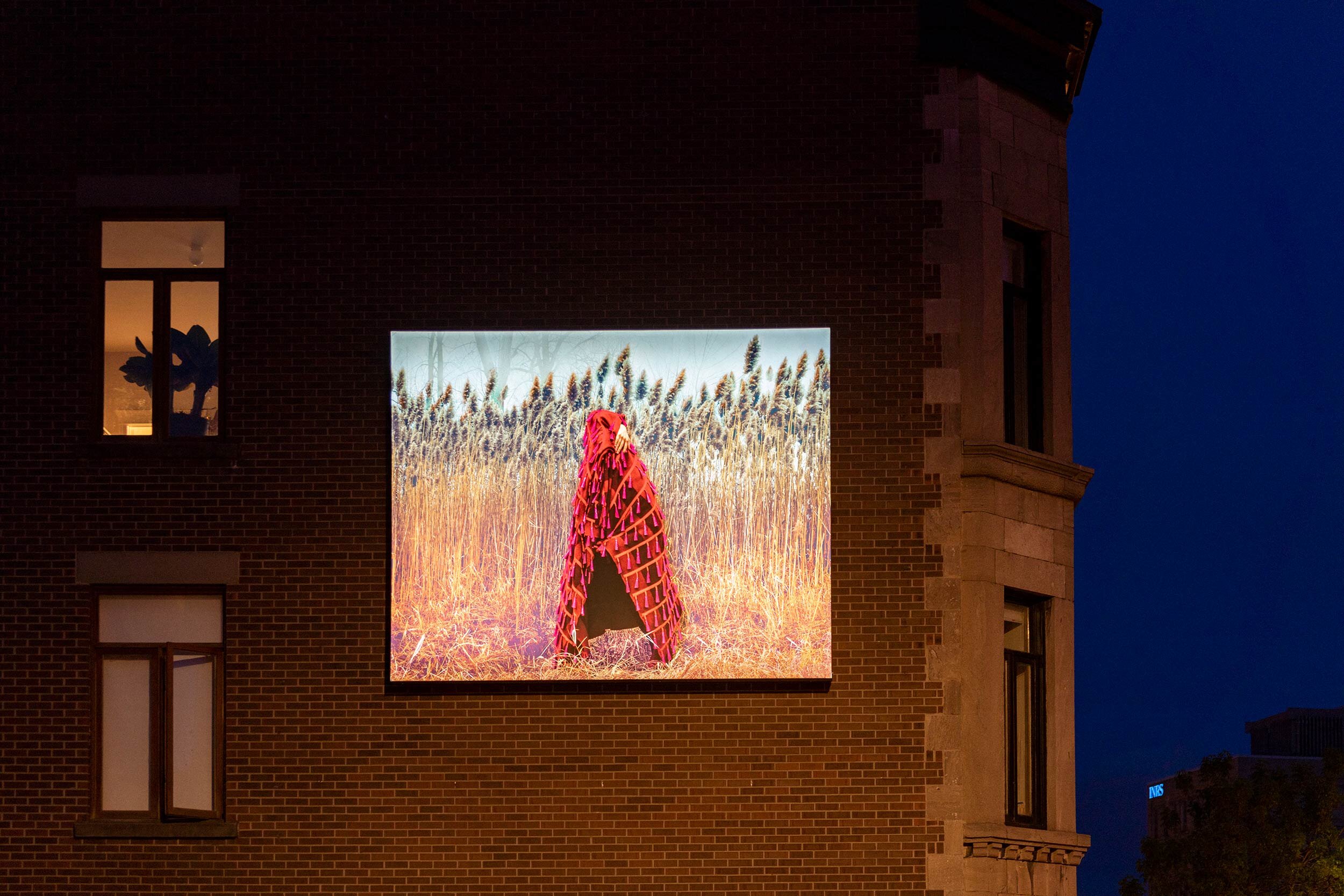 © Lara Kramer,  In Blankets, Herds and Ghosts  (2021). Vue d’installation sur la façade du Café Cherrier, Dazibao, 2021. Photo : Manoushka Larouche. 