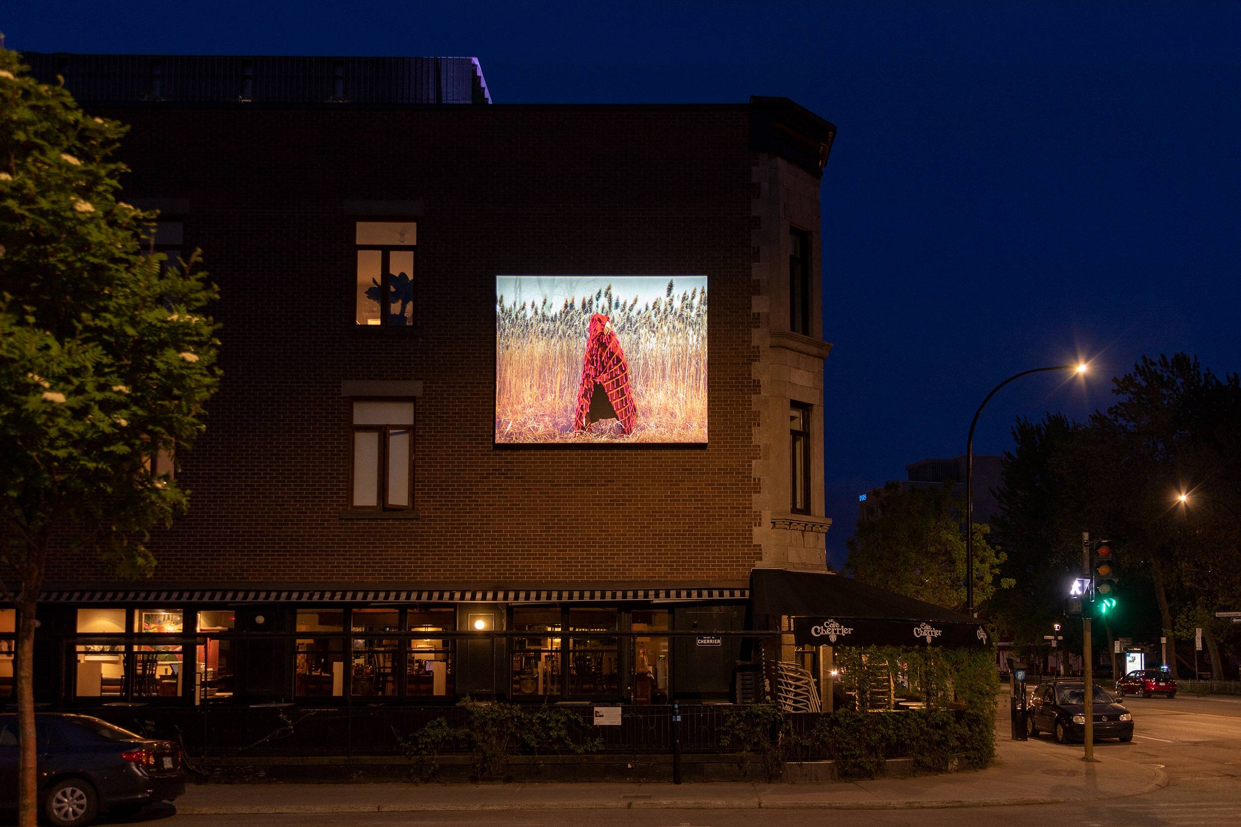  © Lara Kramer,  In Blankets, Herds and Ghosts  (2021). Vue d’installation sur la façade du Café Cherrier, Dazibao, 2021. Photo : Manoushka Larouche. 