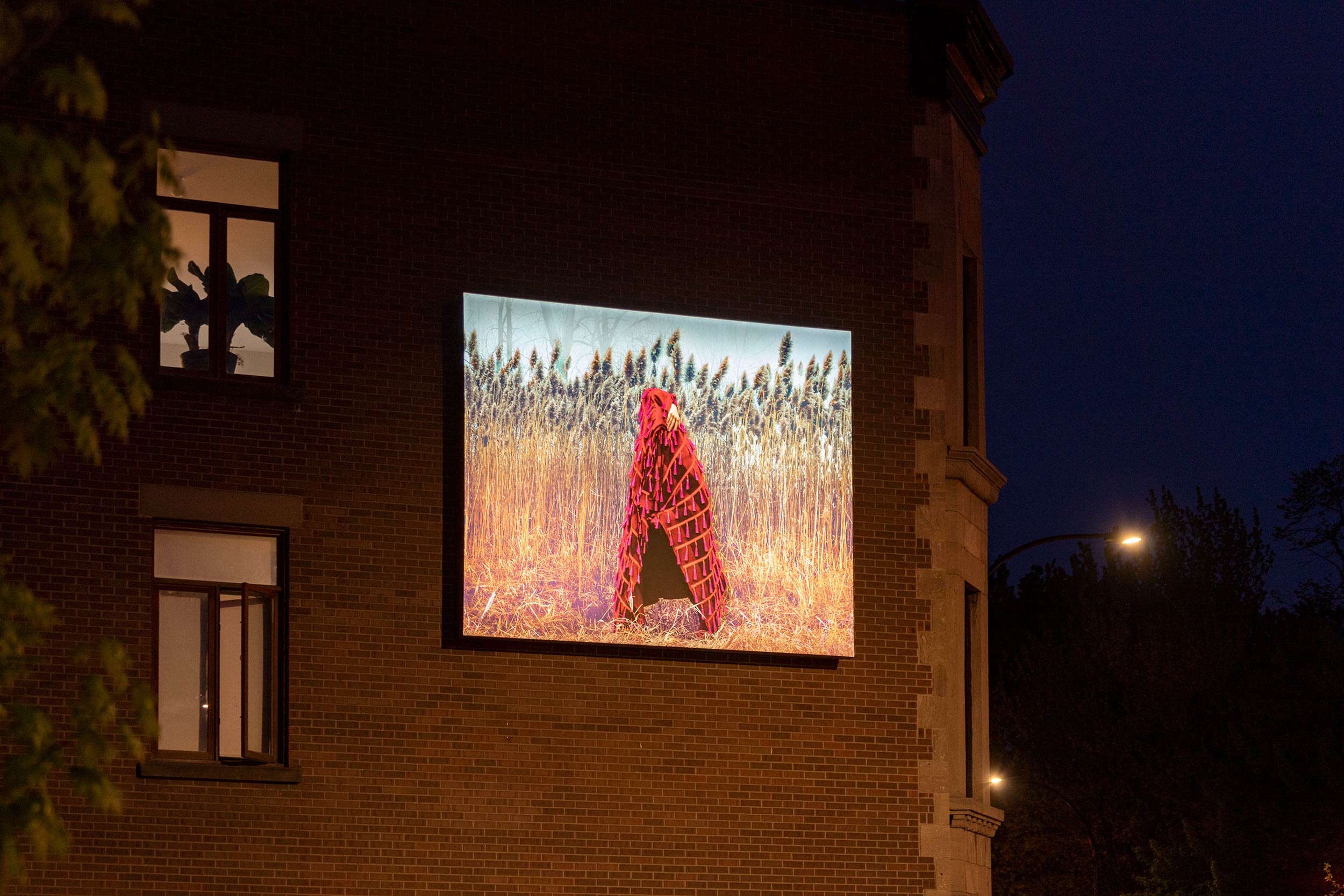  © Lara Kramer,  In Blankets, Herds and Ghosts  (2021). Vue d’installation sur la façade du Café Cherrier, Dazibao, 2021. Photo : Manoushka Larouche. 