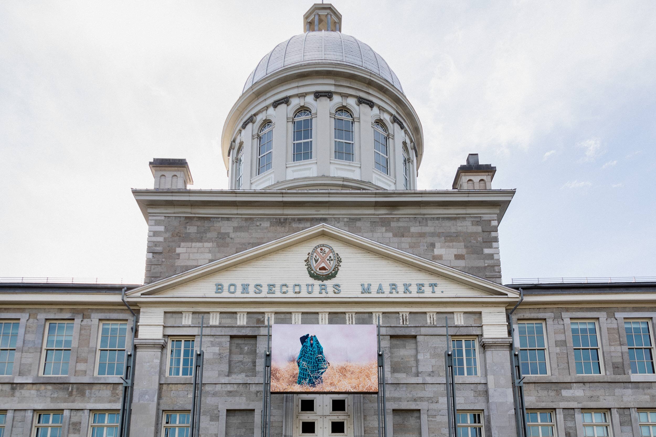  © Lara Kramer,  In Blankets, Herds and Ghosts  (2021). Vue d’installation sur la façade du Marché Bonsecours, Dazibao, 2021. Photo : Manoushka Larouche. 