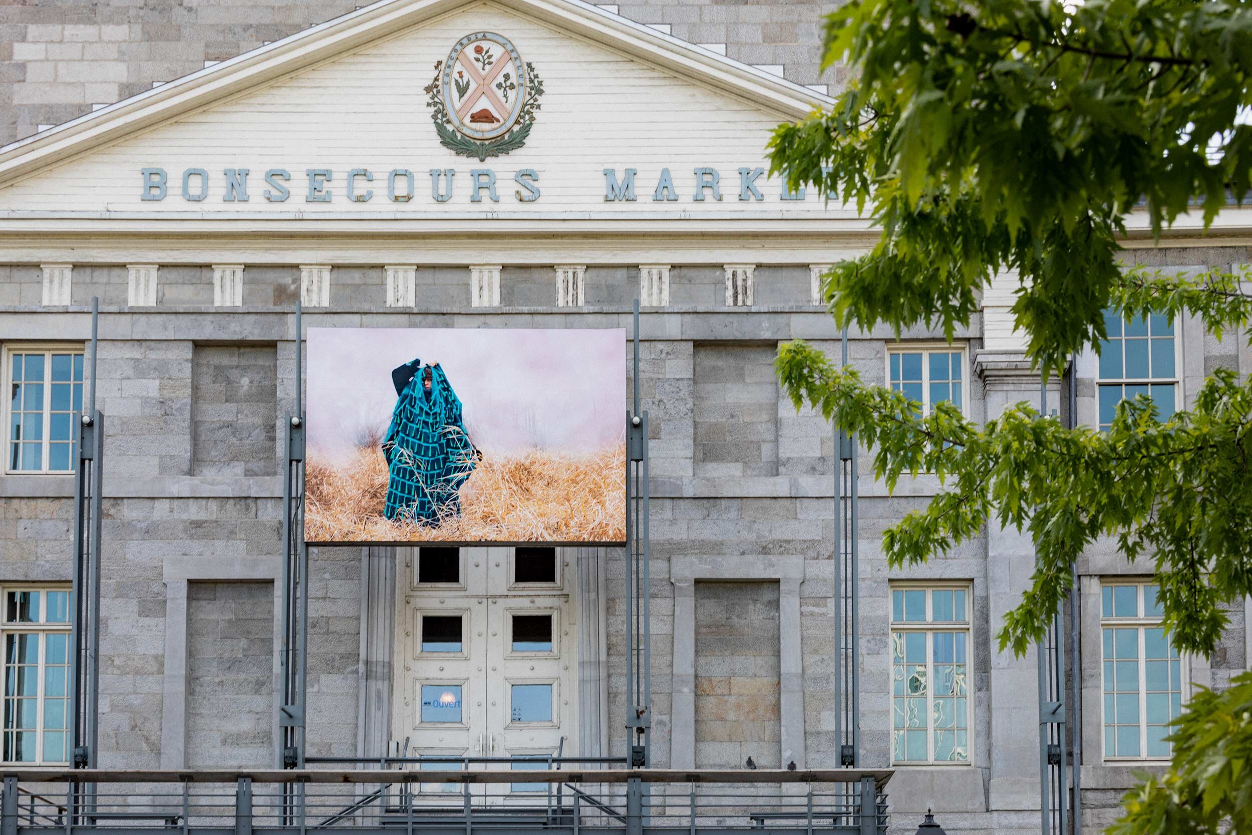  © Lara Kramer,  In Blankets, Herds and Ghosts  (2021). Vue d’installation sur la façade du Marché Bonsecours, Dazibao, 2021. Photo : Manoushka Larouche. 