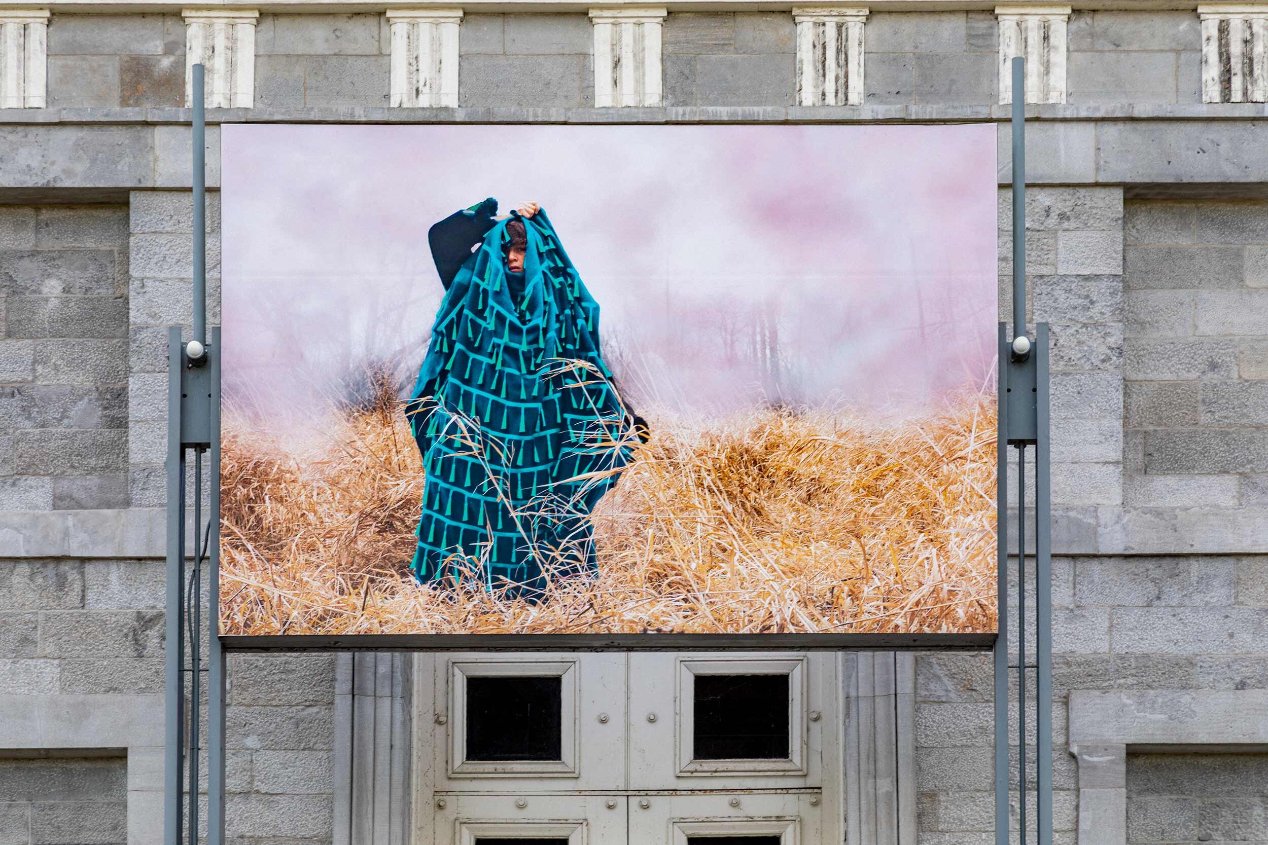  © Lara Kramer,  In Blankets, Herds and Ghosts  (2021). Vue d’installation sur la façade du Marché Bonsecours, Dazibao, 2021. Photo : Manoushka Larouche. 