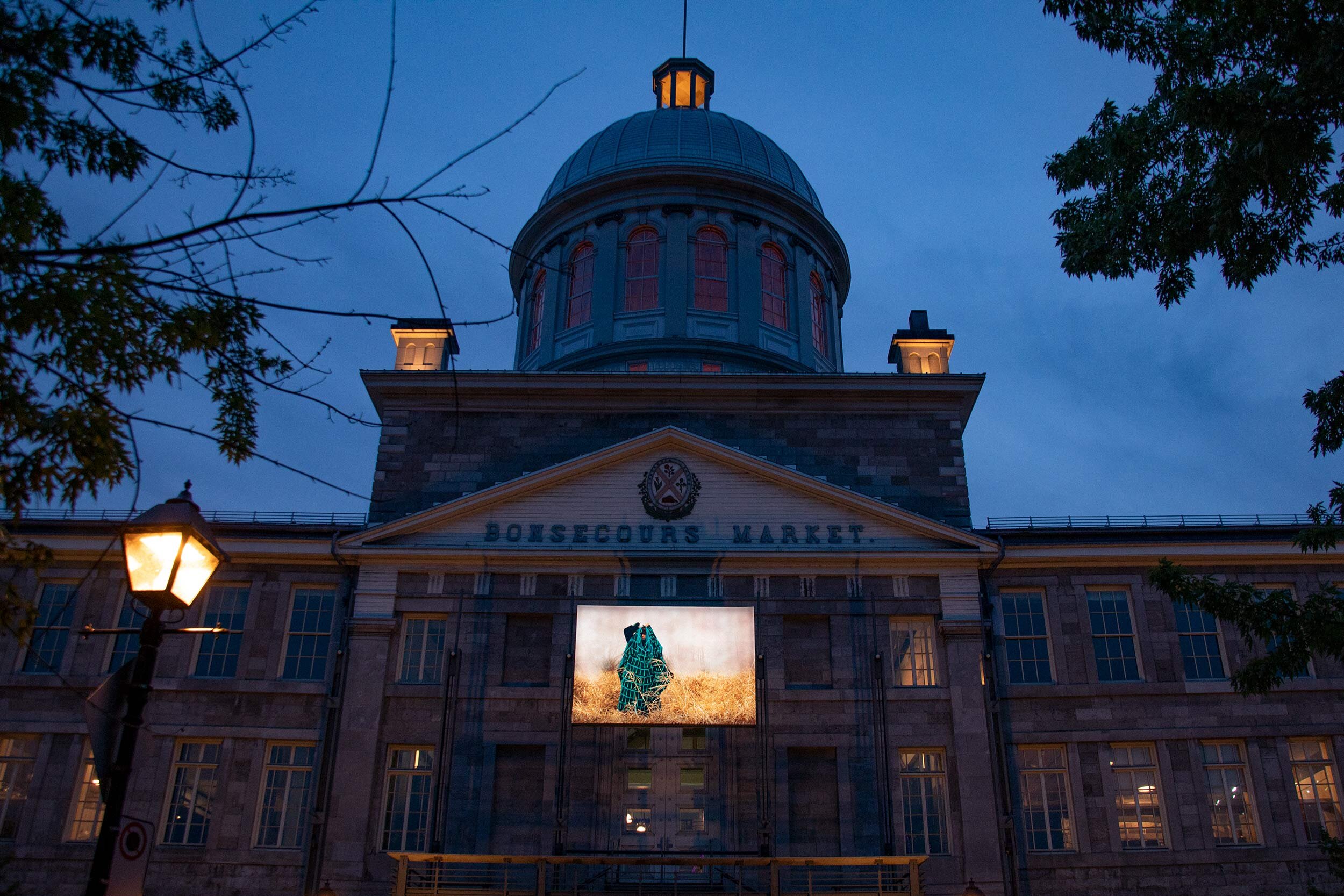  © Lara Kramer,  In Blankets, Herds and Ghosts  (2021). Vue d’installation sur la façade du Marché Bonsecours, Dazibao, 2021. Photo : Manoushka Larouche. 