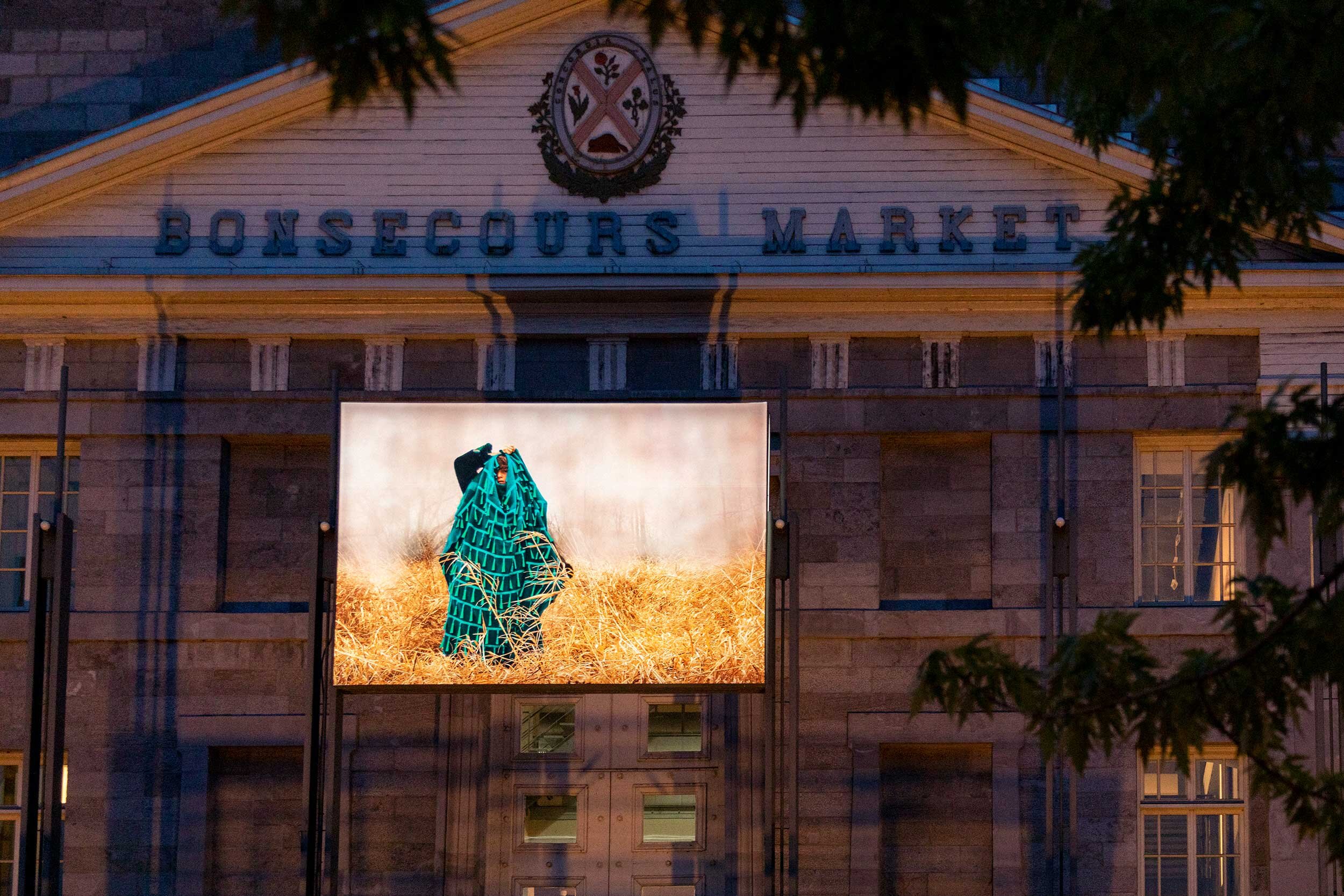  © Lara Kramer,  In Blankets, Herds and Ghosts  (2021). Vue d’installation sur la façade du Marché Bonsecours, Dazibao, 2021. Photo : Manoushka Larouche. 