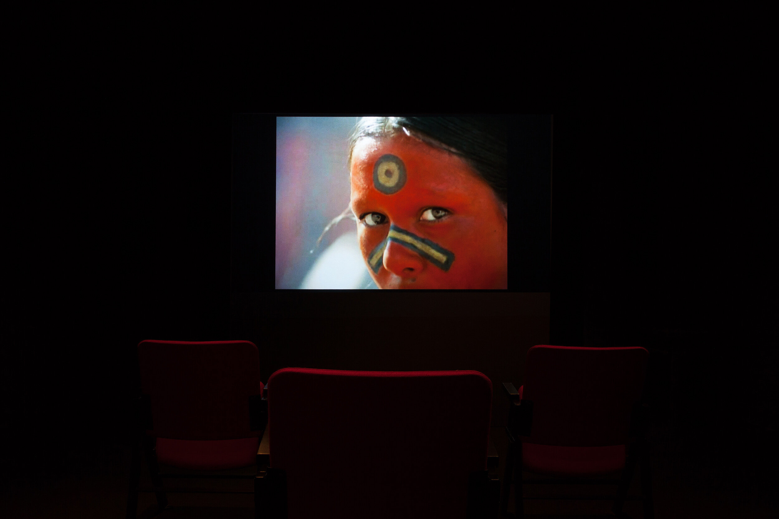  © Ana Vaz,  Un film, réclamé  (2015). Vue d’installation de l’exposition, Dazibao, 2021. Photo : Marilou Crispin.  