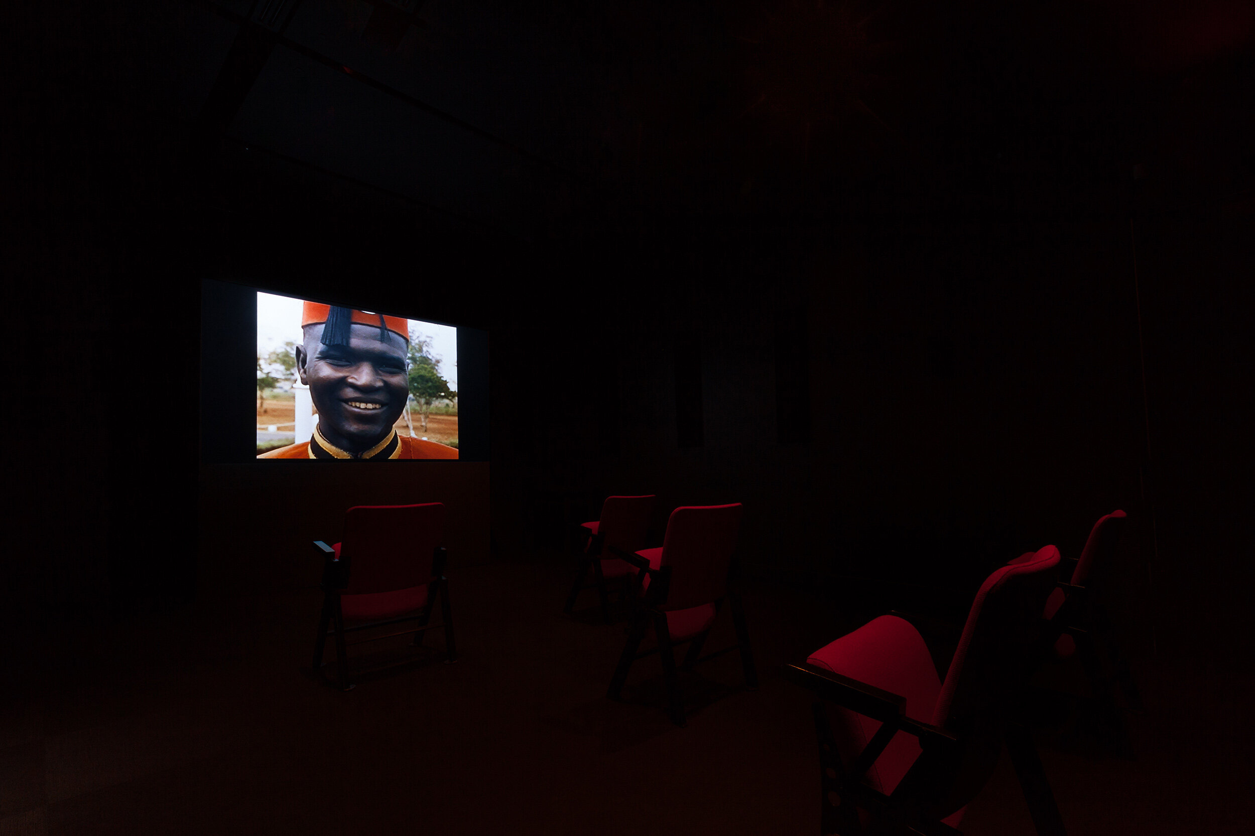  © Ana Vaz,  Un film, réclamé  (2015). Vue d’installation de l’exposition, Dazibao, 2021. Photo : Marilou Crispin.  