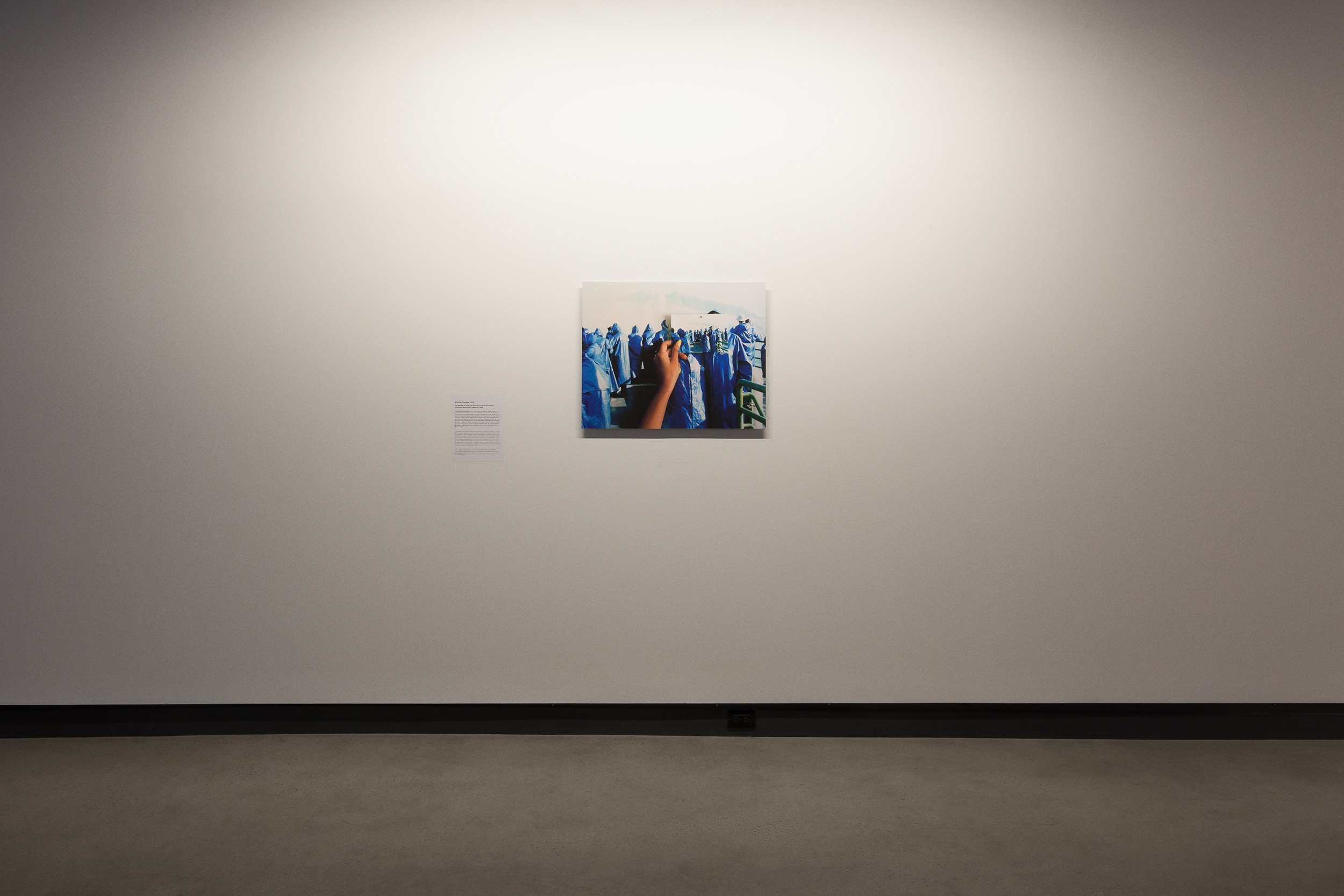  © Zinnia Naqvi,  A Border Passage  (2019) de la série  Yours to Discover  (2019). Vue d'installation de l'exposition  the Translation is Approximate , Dazibao, 2021. Photo : Marilou Crispin. 