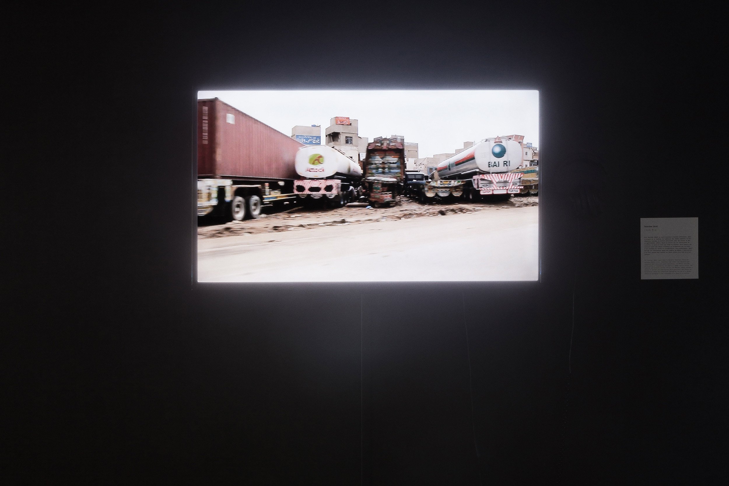  © Zinnia Naqvi,  Seaview  (2014). Vue d'installation de l'exposition  the Translation is Approximate , Dazibao, 2021. Photo : Marilou Crispin. 