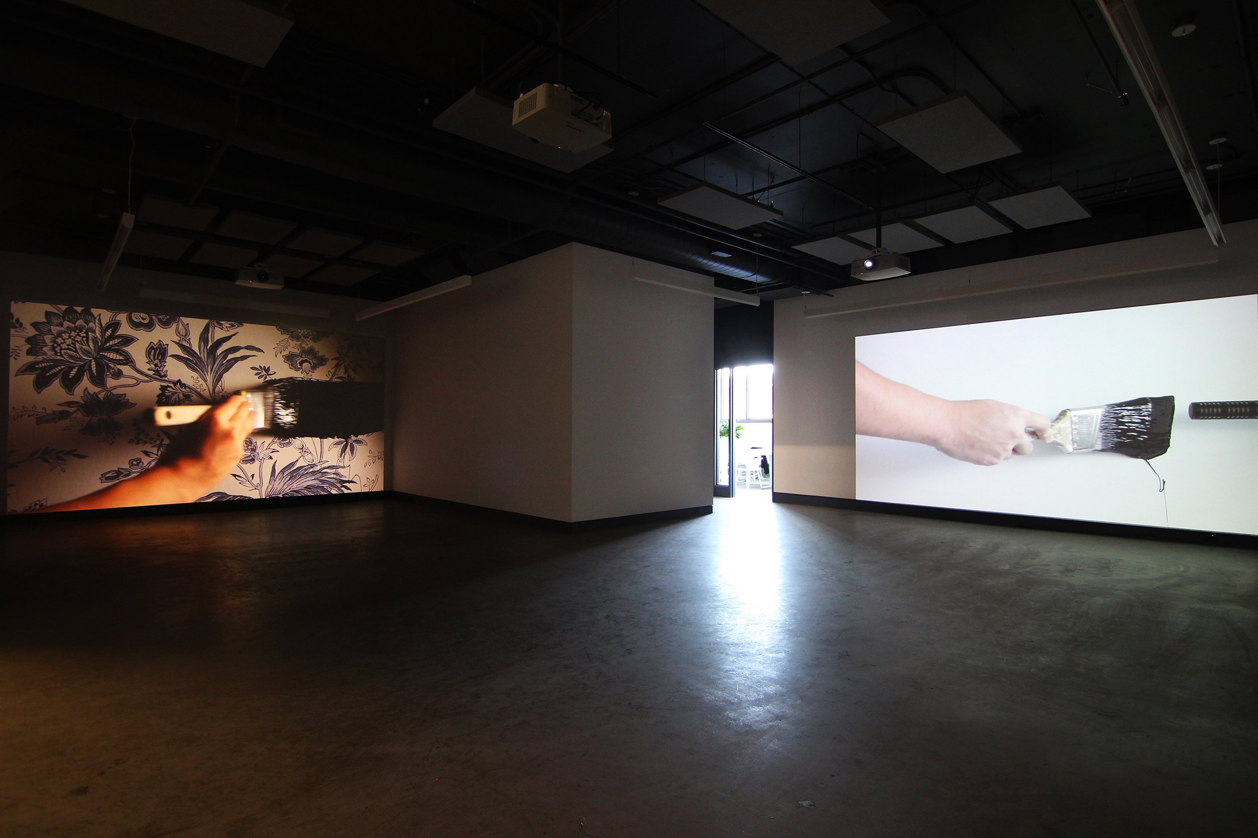  © Nelson Henricks,  A Lecture on Art  (2015). Vue d'installation de l'exposition, Dazibao, 2015. Photo : Veronica Mockler. 