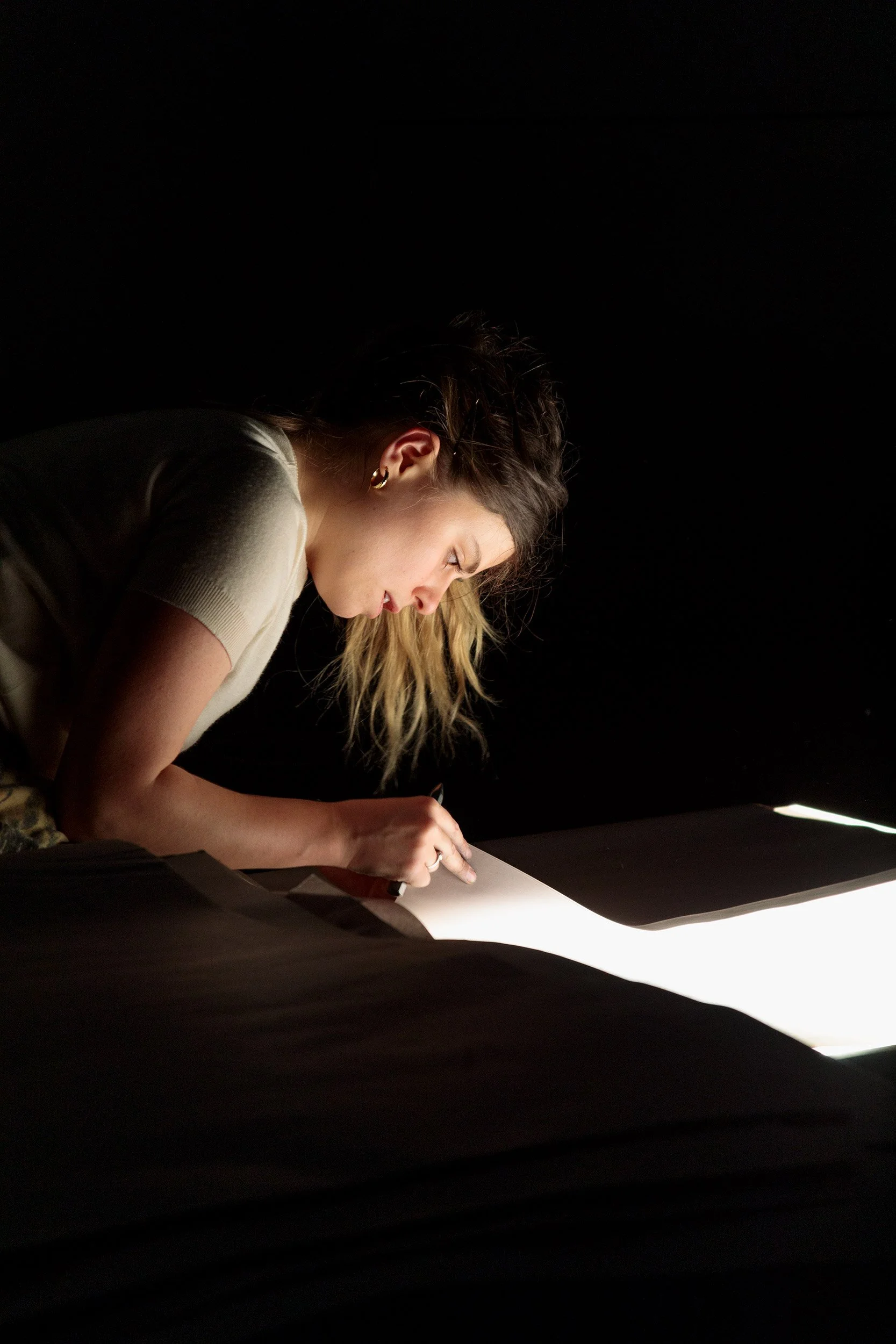  © Performance de Betty Pomerleau dans le cadre de l'exposition  proximité · plaisir · plasticité. regard sur la performance , Dazibao, 26 mai 2022. Photo : Manoushka Larouche. 