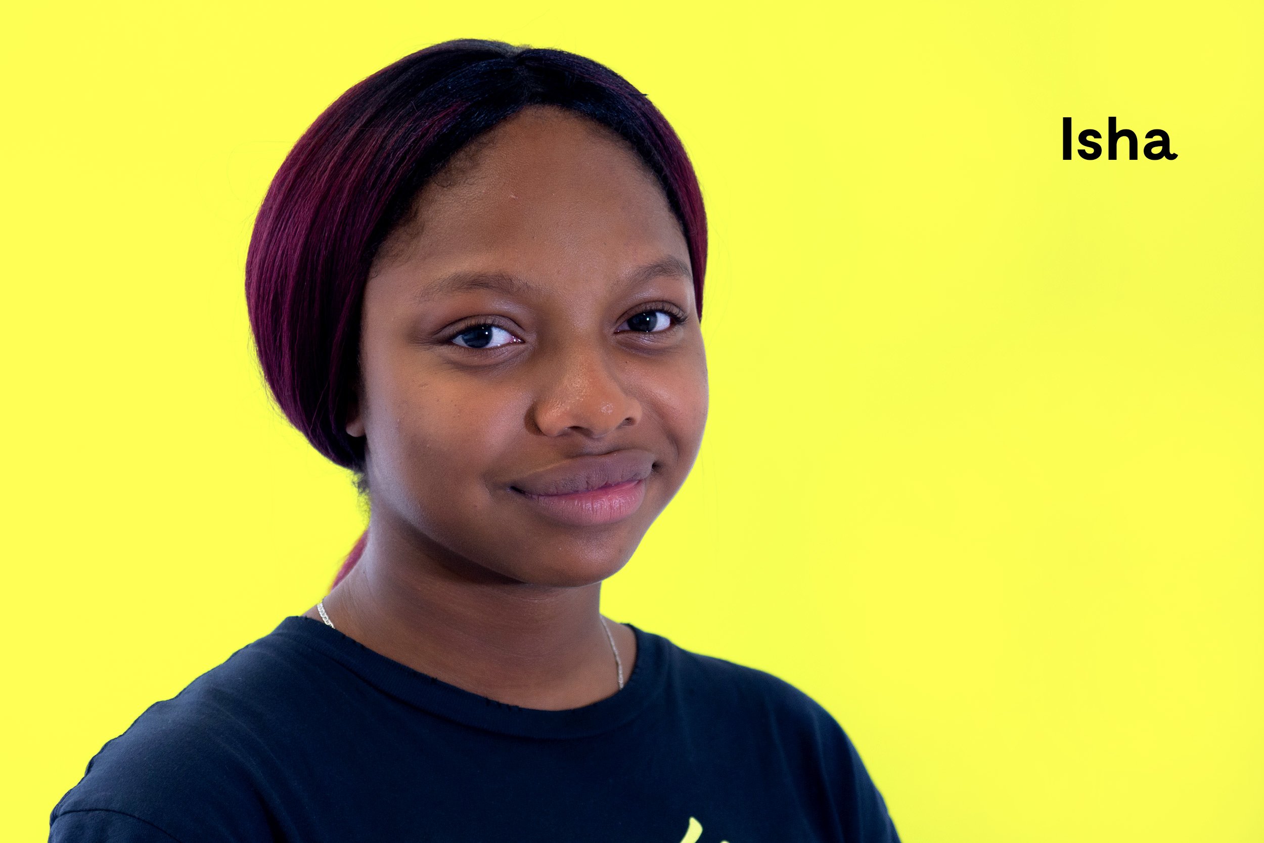  Isha Sheriff (née en 2006) est une élève de 10e année qui se passionne pour l'art, la pâtisserie et le basketball. Elle aime et est fière de son héritage sierraléonais car c'est une culture peu connue au Québec. 