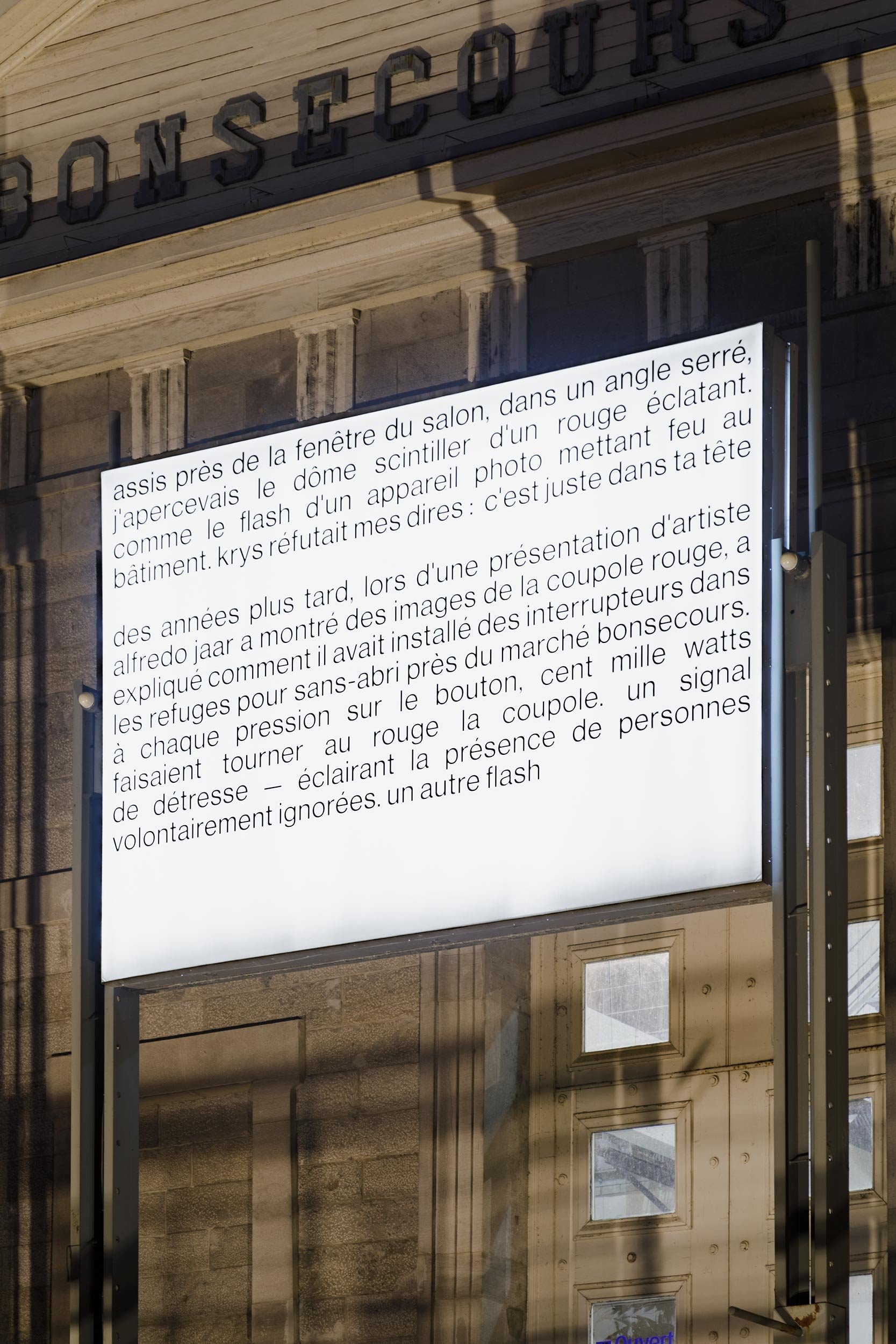  © Abbas Akhavan,  Lights In The City 1999  (2023). Vue d’installation sur la façade du Marché Bonsecours, Dazibao, 2023. Photo : Document original. 