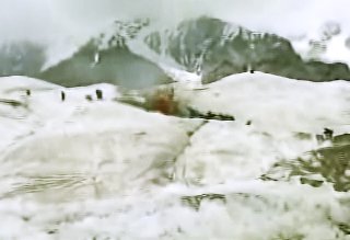   Images extraites par l'artiste d'une vidéo en ligne d'un accident d'hélicoptère sur la base du mont Everest.  