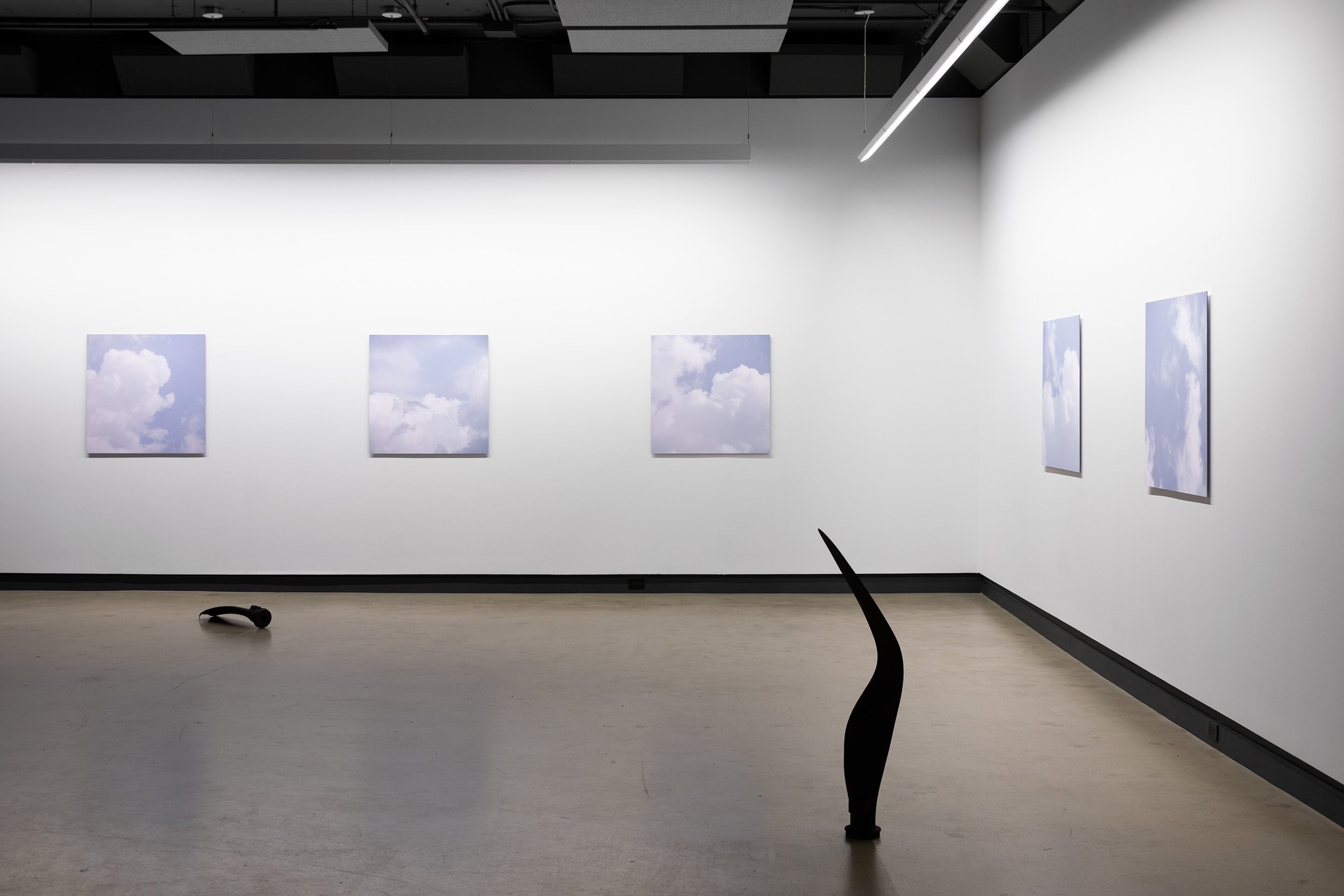  © Brandon Poole, vue d’installation de l’exposition  and beneath these clouds , Dazibao, 2023. Photo : Document original. 