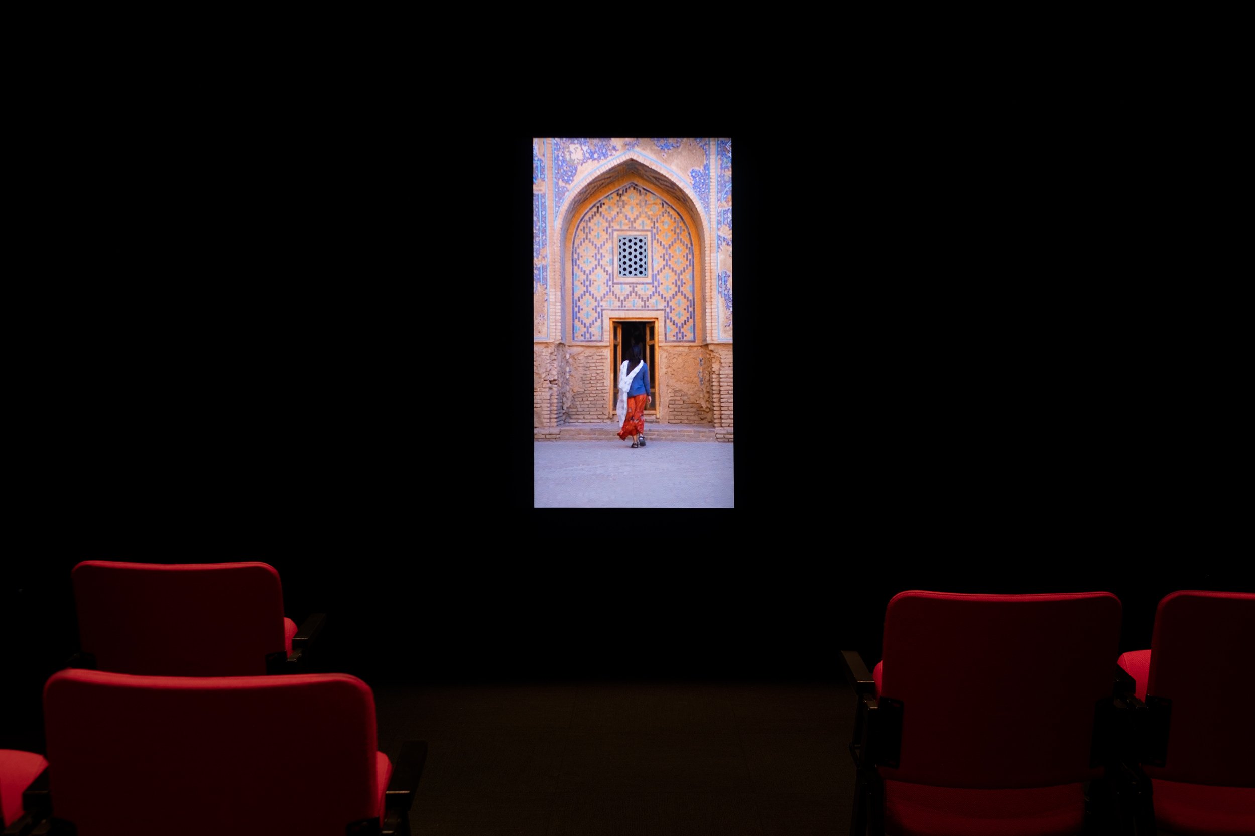  © Leila Zelli, vue d’installation de l’exposition  Elles font tourner les ciels , Dazibao, 2023. Photo : Document original. 