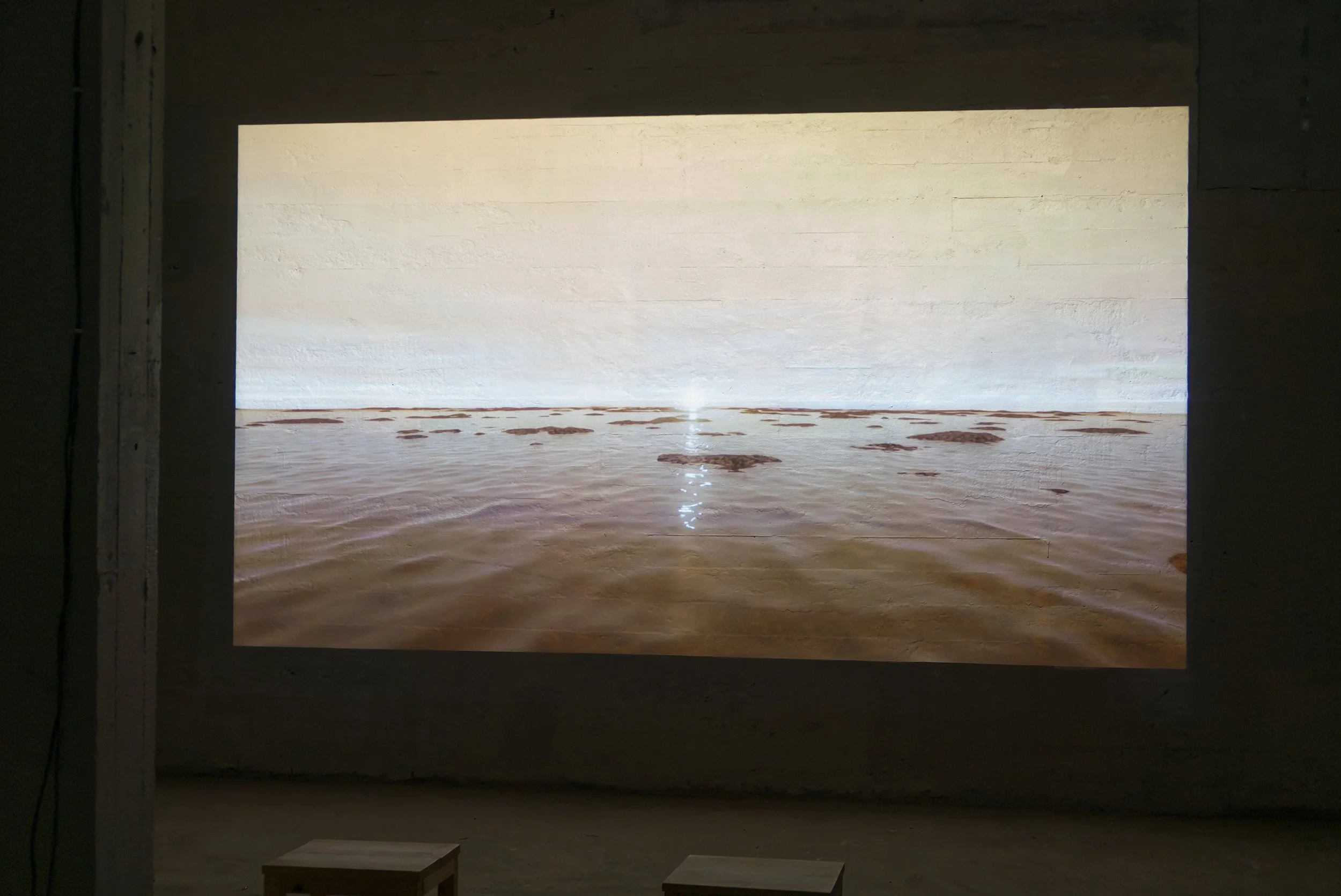  © Julie Tremble, vue d'installation de l'exposition  Hors contexte parfait — Úr fullkomnu samhengi , The Factory (Hjalteyri, Islande), 2025. Photo : Philippe-Aubert Gauthier et Tanya St-Pierre. 