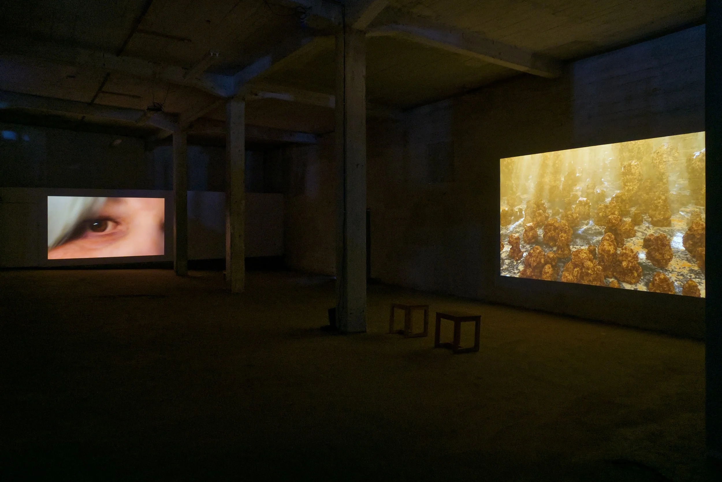  © Julie Tremble, vue d'installation de l'exposition  Hors contexte parfait — Úr fullkomnu samhengi , The Factory (Hjalteyri, Islande), 2025. Photo : Philippe-Aubert Gauthier et Tanya St-Pierre. 