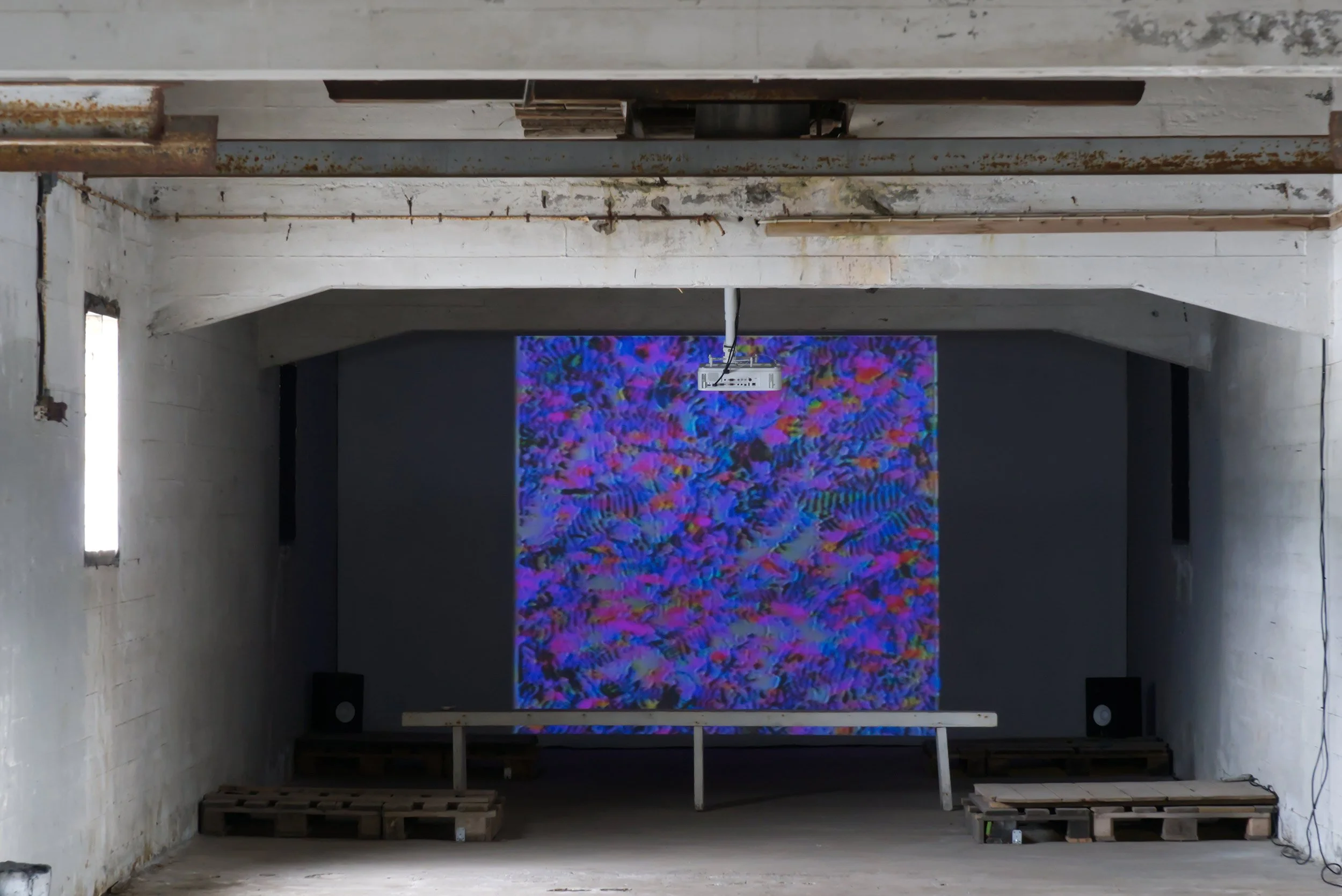 © Charlotte Clermont,  death by fantasies by mirrors  (2022). Vue d'installation du programme vidéo  Hors contexte parfait — Úr fullkomnu samhengi , The Factory (Hjalteyri, Islande), 2025. Photo : Philippe-Aubert Gauthier et Tanya St-Pierre. 