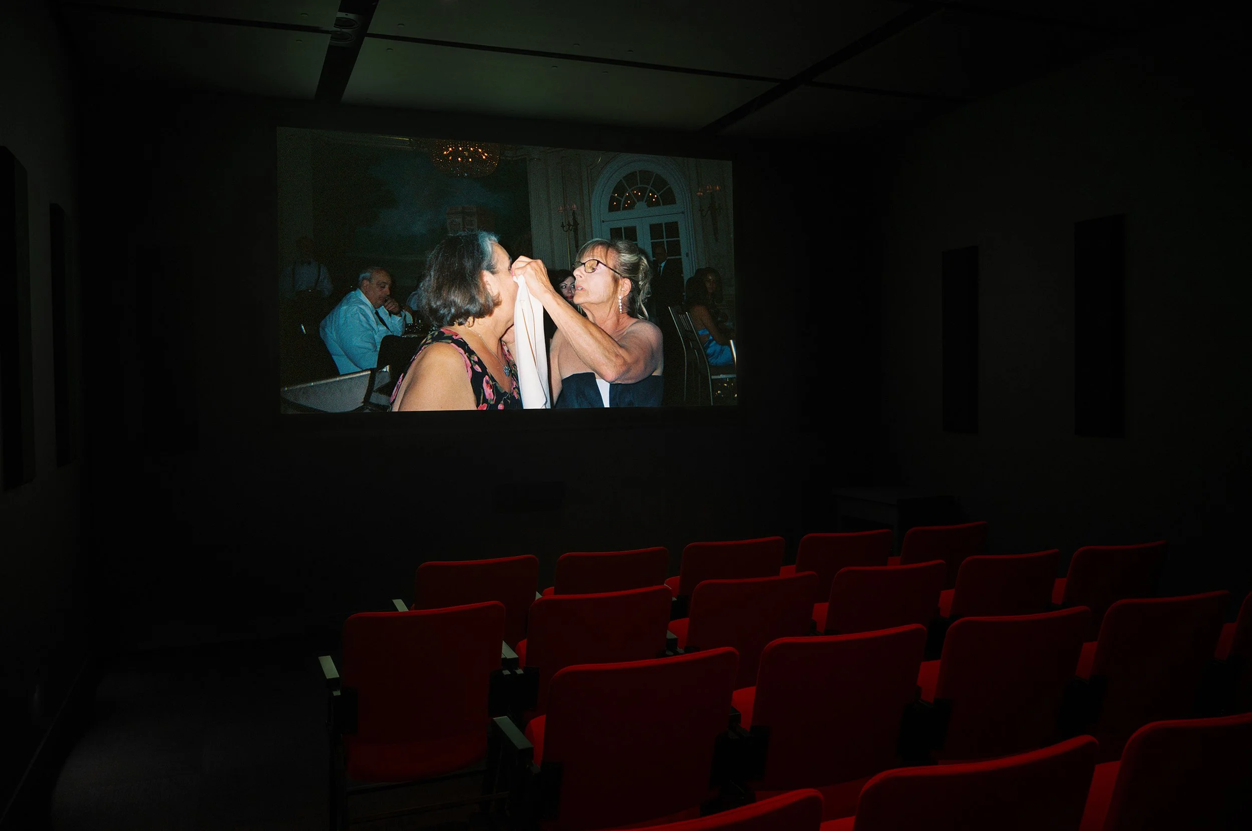  © Laura Ohio,  Like a Tongue Knows the Mouth &nbsp; (2024). Vue de l’exposition, Dazibao, 2026. Photo: Atlas documentation. 