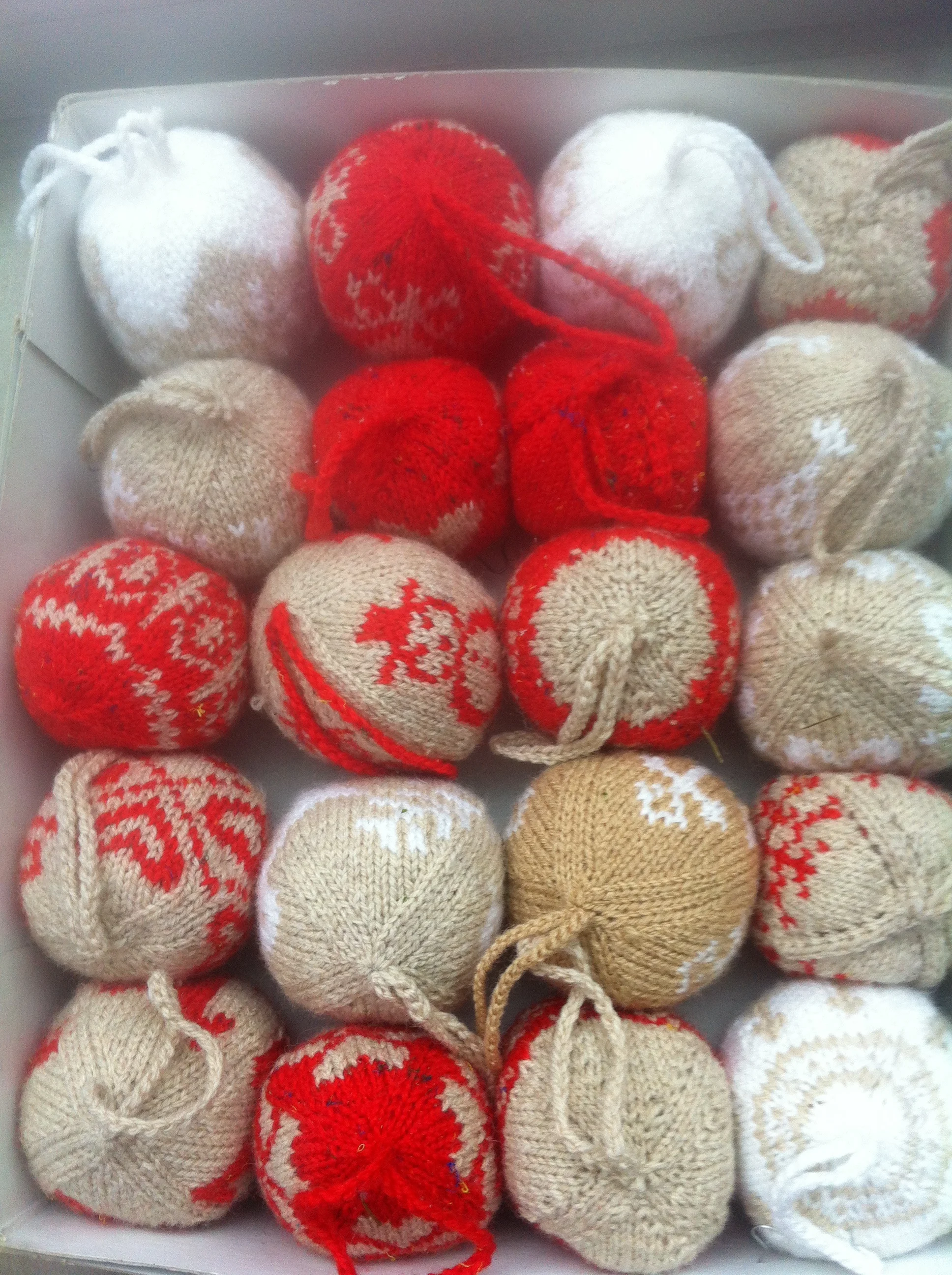 zelfgebreide-kerstbollen.jpg