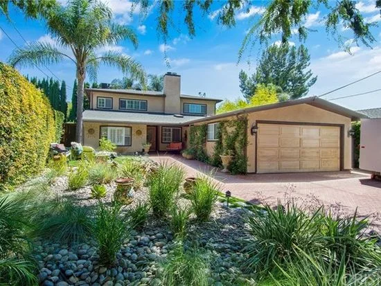 15522 Huston St.jpg