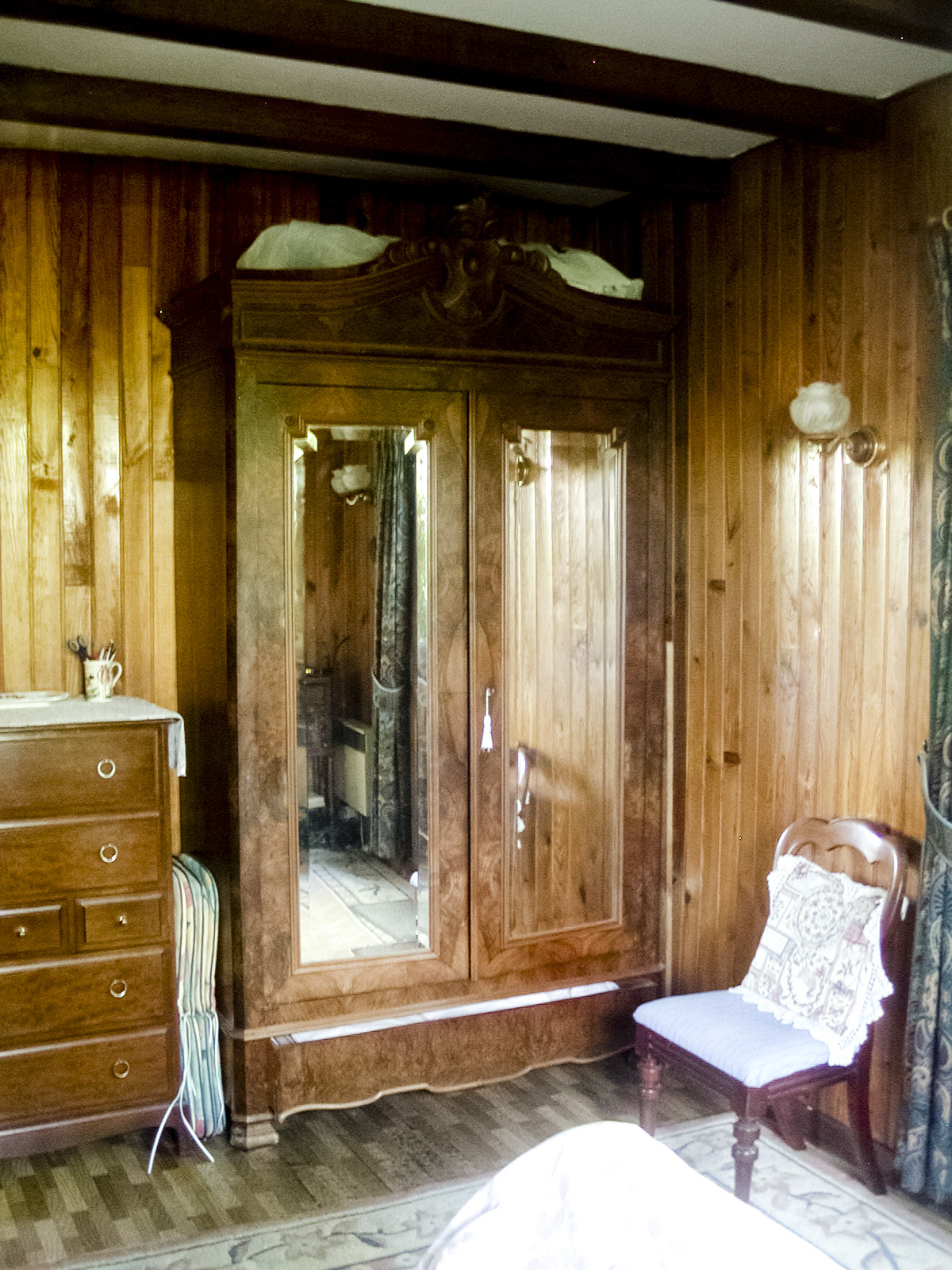 chalet bedroom 1b.jpg