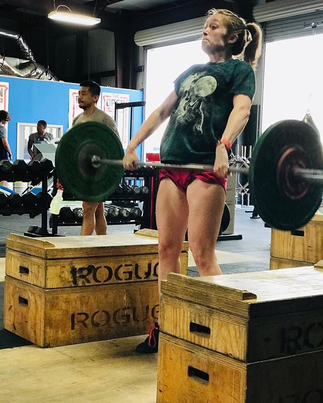 Finish the Pull! 
Athlete: @brewkieface 
#archonstrong #weightlifting #girlswholift #usaweightlifting #usaw #texasweightlifting #dallasweightlifting #clean