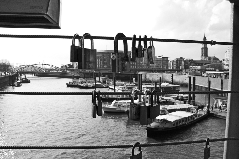 Locks on bridge Hamburg.jpg