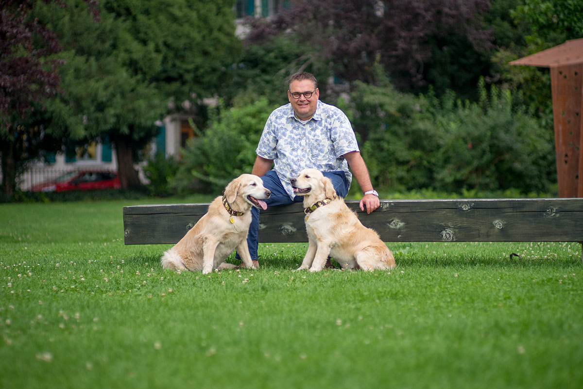 Roy Gerber mit den beiden Therapiehunden Micah und Benaiah
