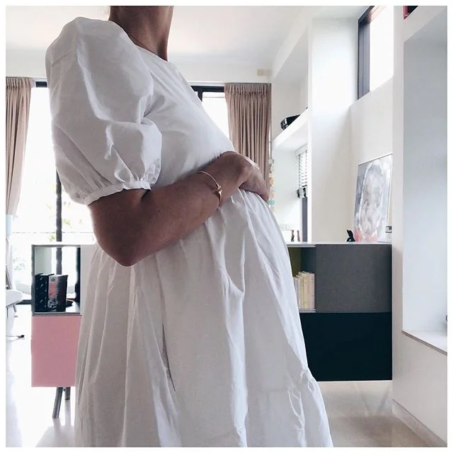 I no longer fit in my house but at least buffet dresses are super on trend // Je ne passe plus les portes. Heureusement que les robes (tr&egrave;s tr&egrave;s) amples sont &agrave; la mode🙈🕊 #6months #thirdtrimester #zara #instafamousdress