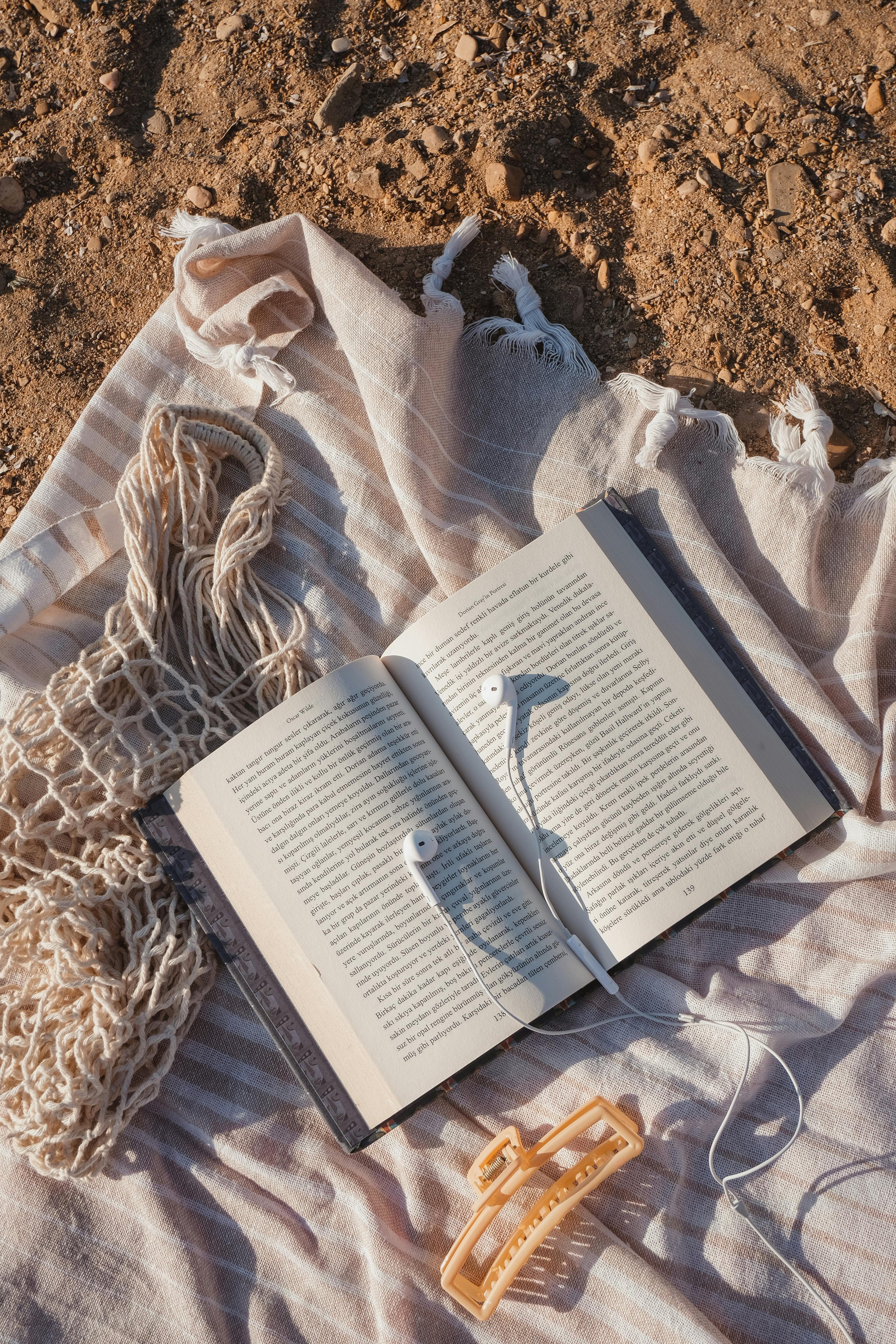 libro y audifonos en la playa bookclub creadora club.jpg