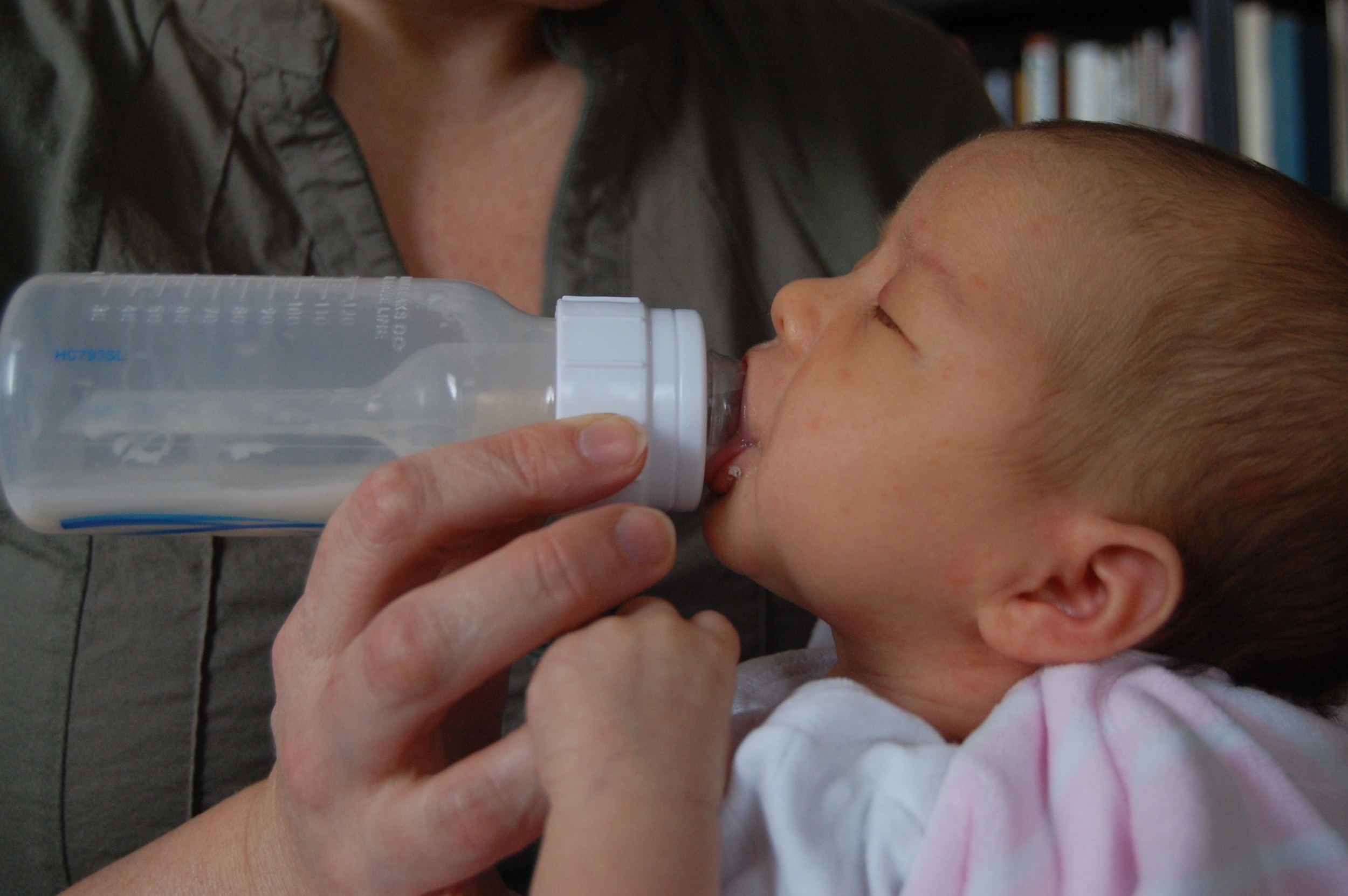 How to Bottle Feed your Baby: Paced Bottle Feeding 
