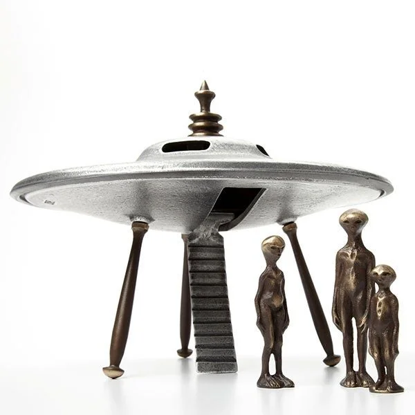 THE FLYING SAUCER & ALIEN FAMILY.jpeg