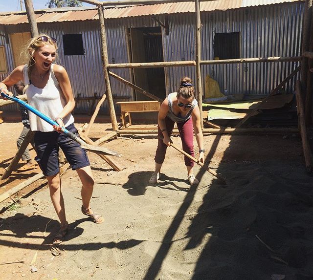 Look how much fun #volunteering can be! Special thanks to @keziaward for the awesome picture of her working on the foundation of a new school in Kenya, and a happy birthday to her as well. Tag @volunteeraid or use #VolunteerAid to show us your favori