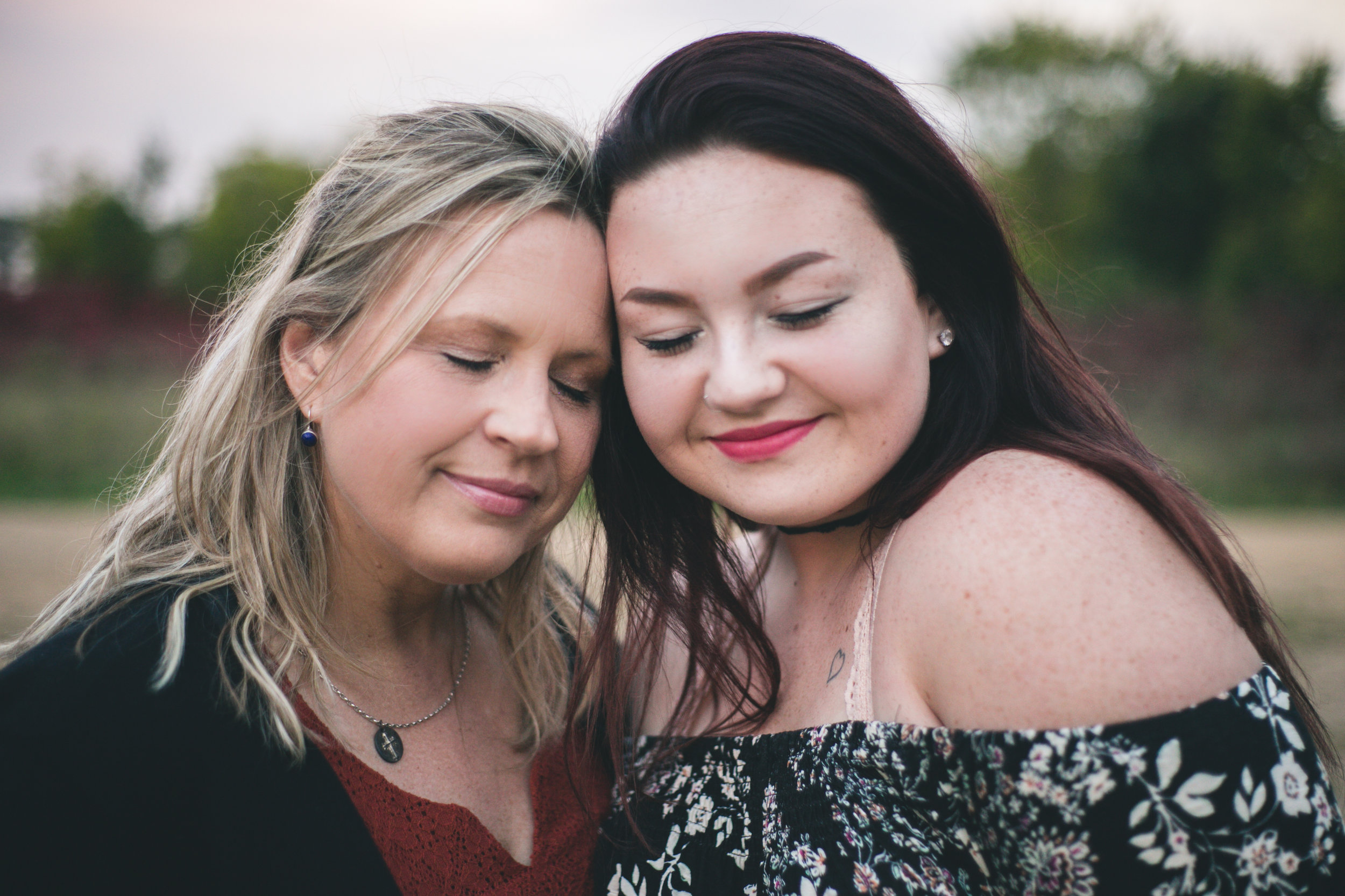 Mother and daughter pose for high school senior photos at Willow River State Park