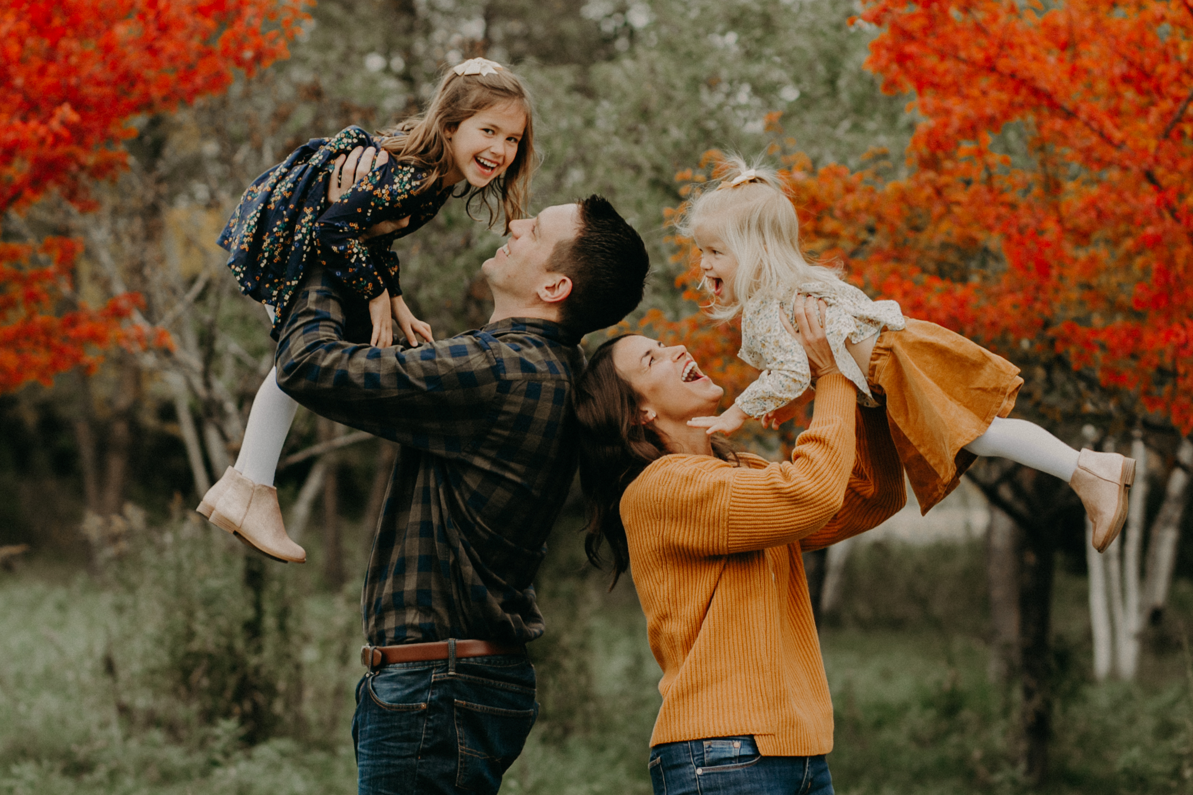  lifestyle family photo session with children giggling in autumn 