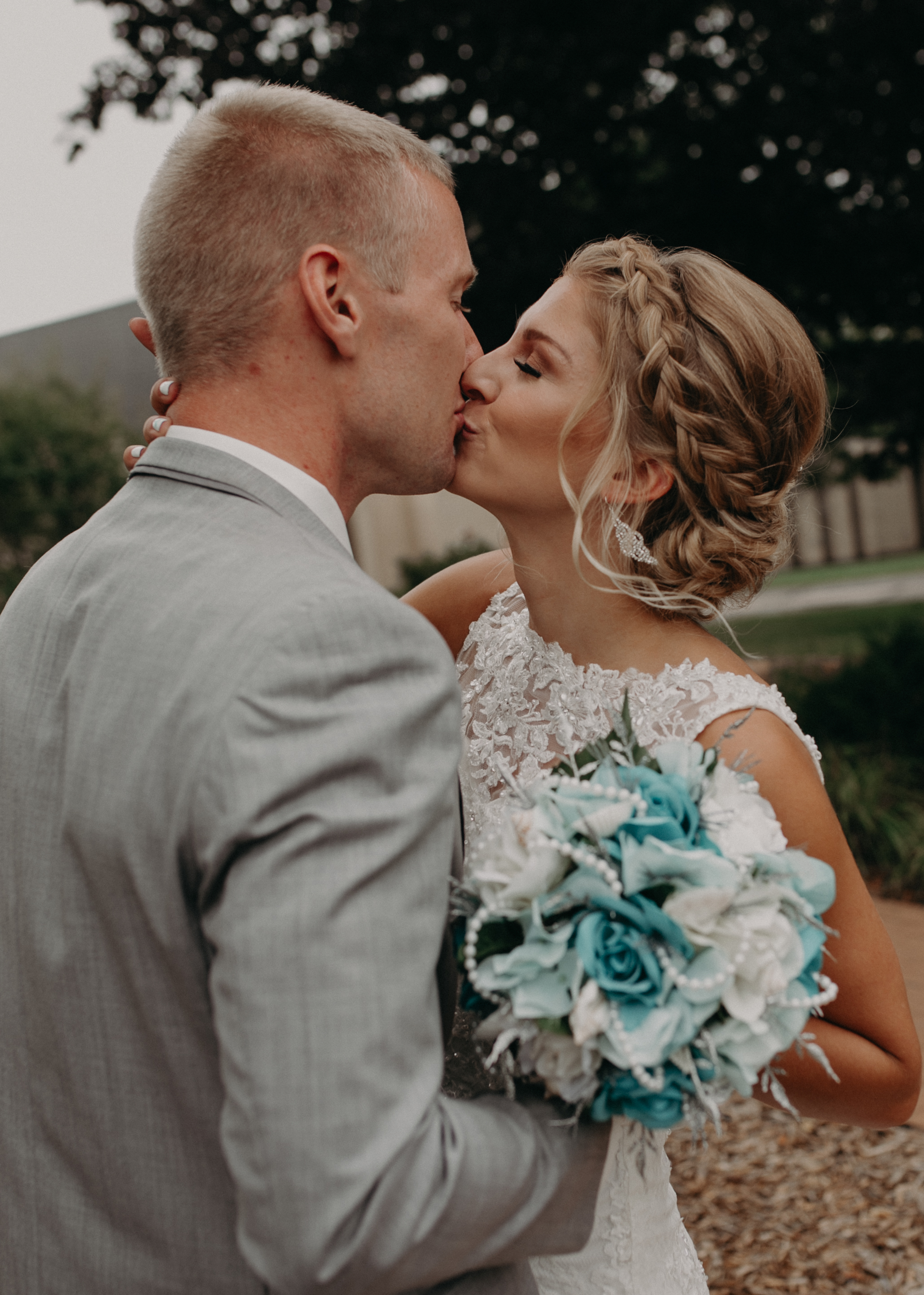 lenz-wedding-kissing-marshfield-wi-photographer