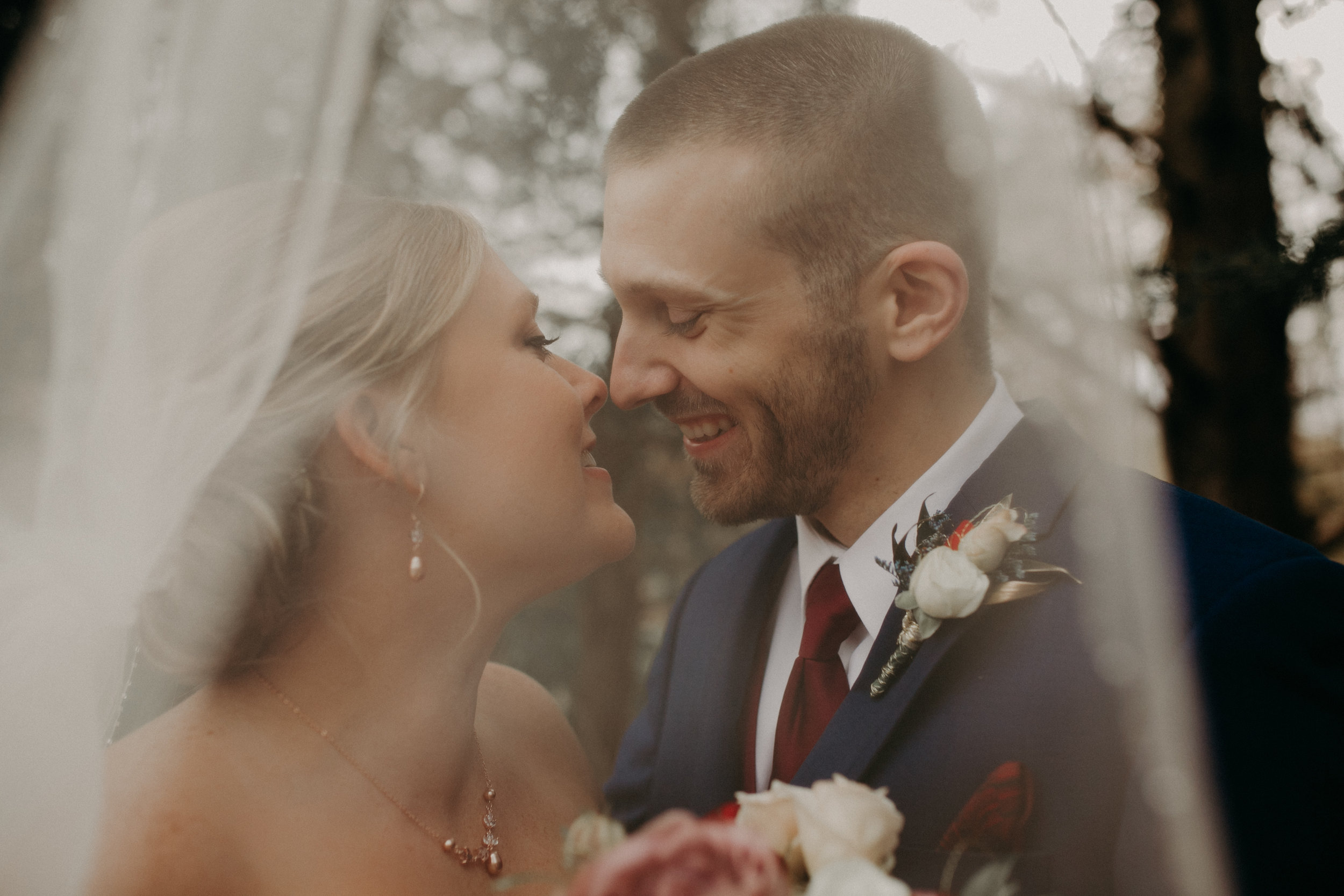 bride-groom-kiss-heritage-park-river-falls