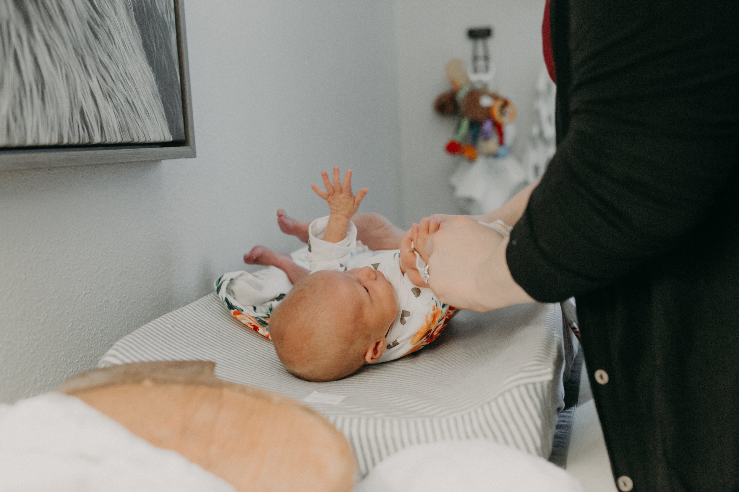 western-wisconsin-newborn-photographer-in-home-lifestyle