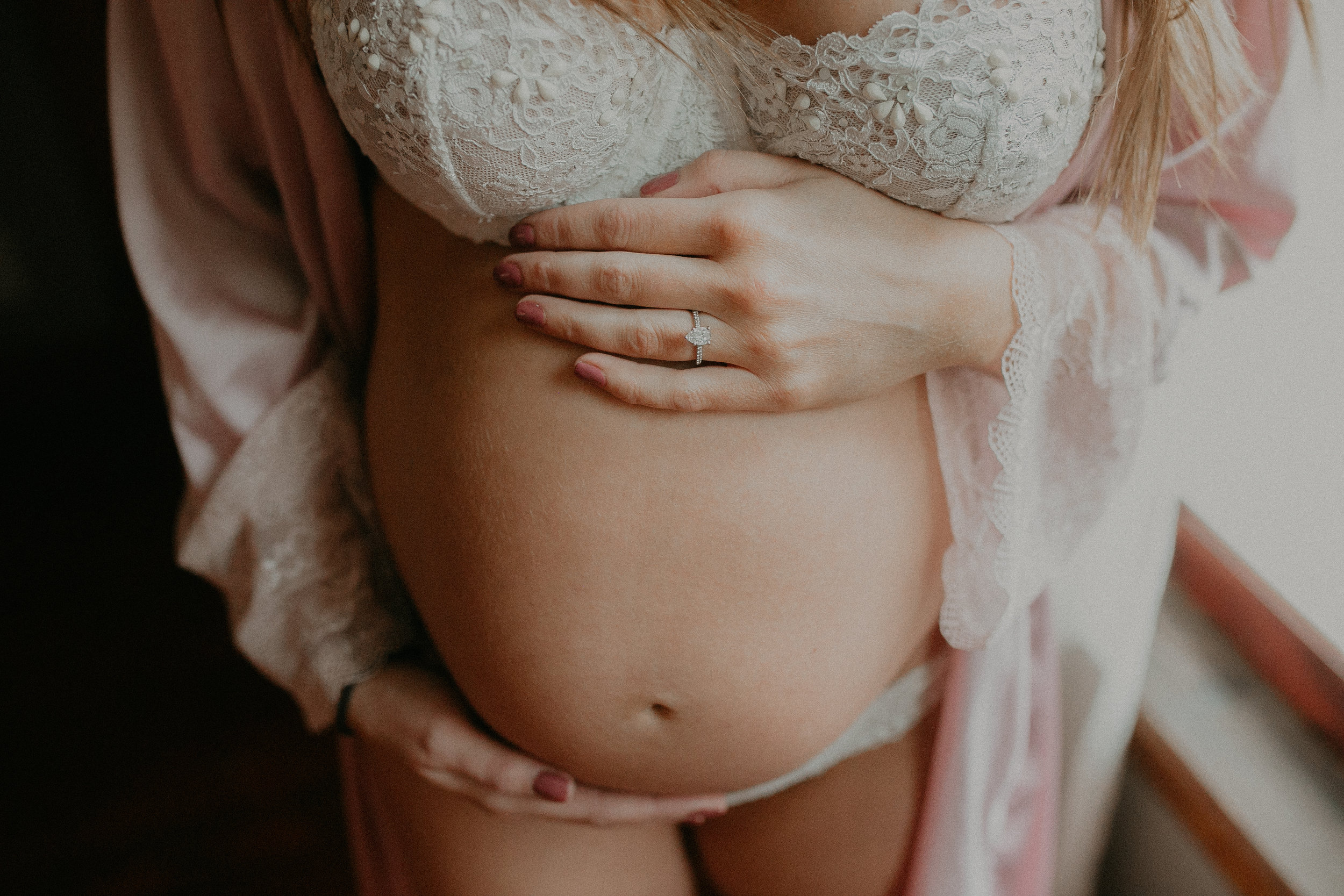 moody-maternity-portraits-in-home-river-falls-photographer