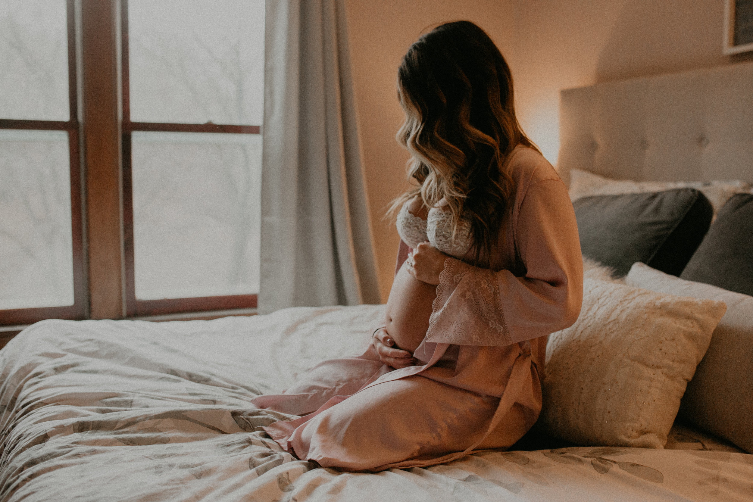 cozy-in-home-maternity-photography-wisconsin