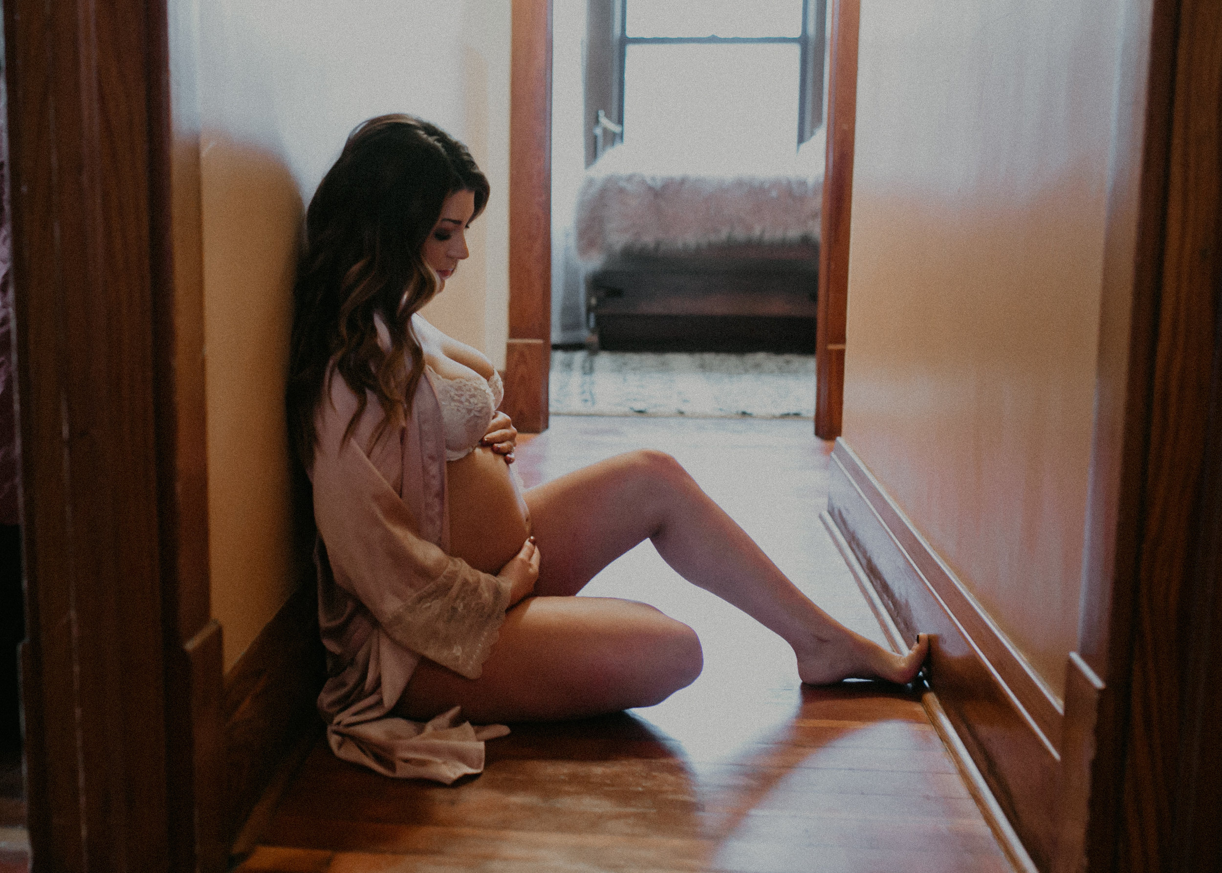 cozy-in-home-maternity-photography-hudson-wi