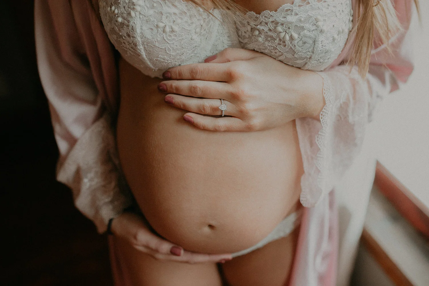 intimate_lifestyle_maternity_lace_robe_Andrea_Wagner_Photography.jpg