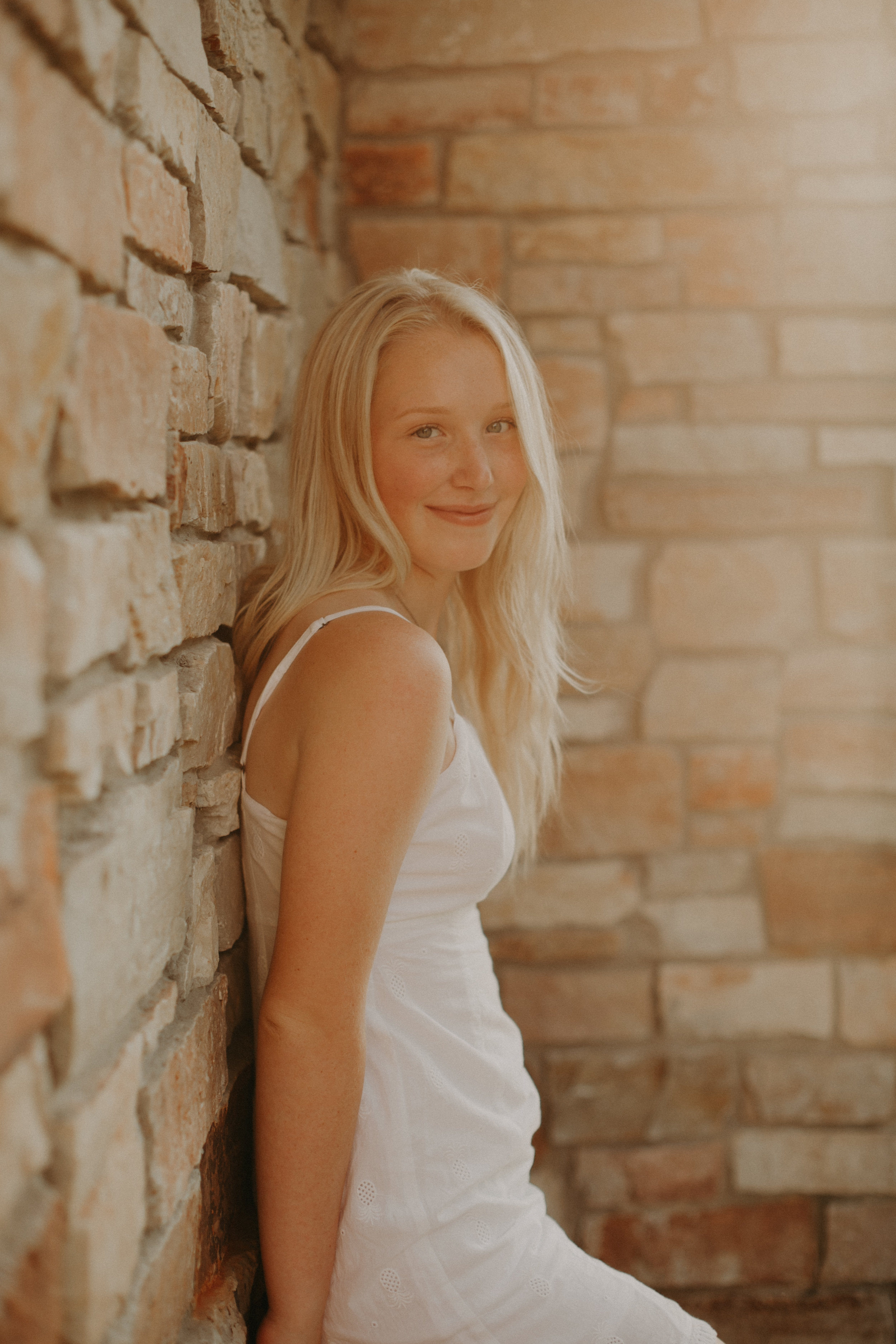 dreamy sunlight during senior portraits with Andrea Wagner
