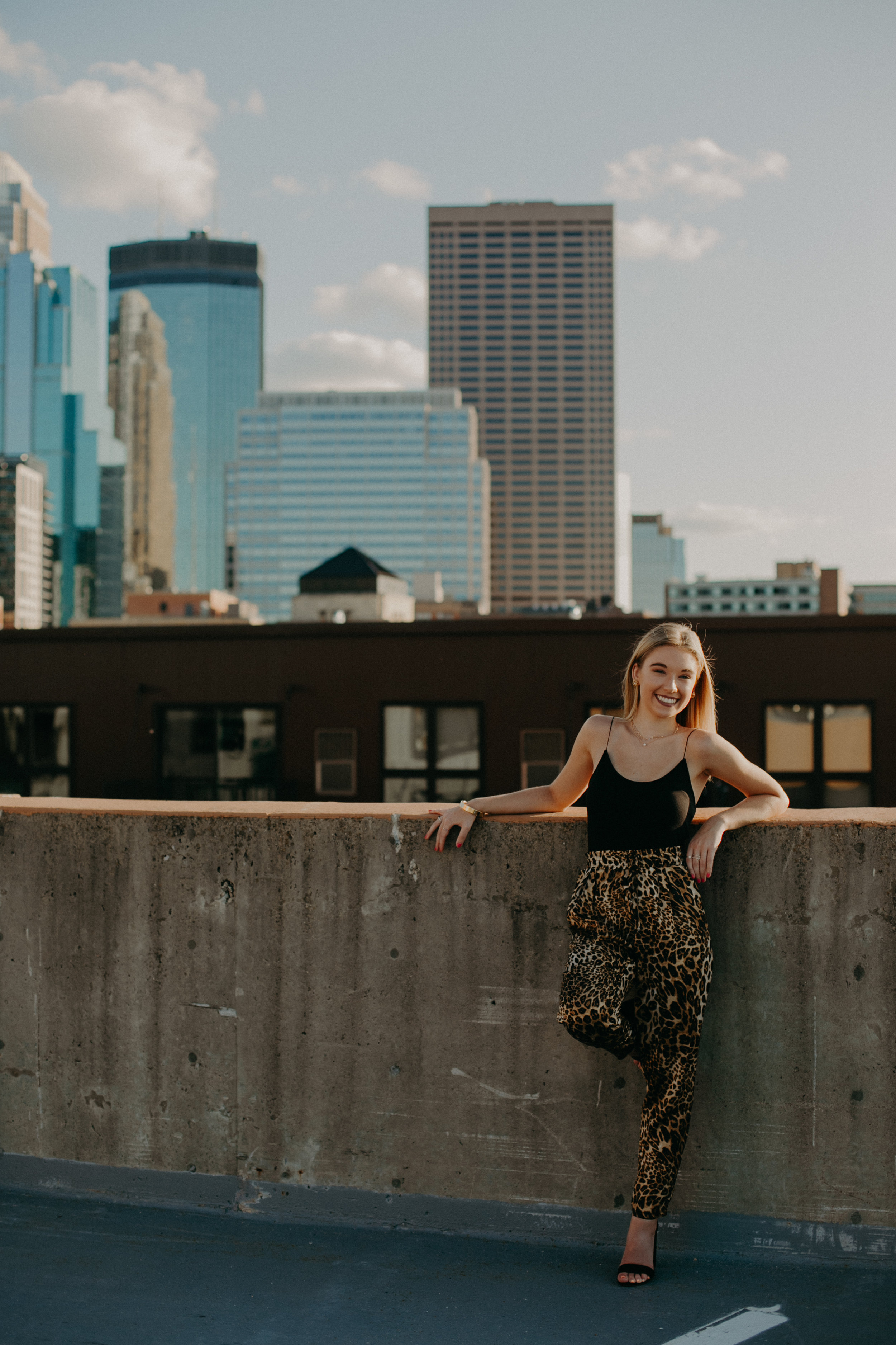 crazy beautiful Minneapolis skyline during senior photoshoot