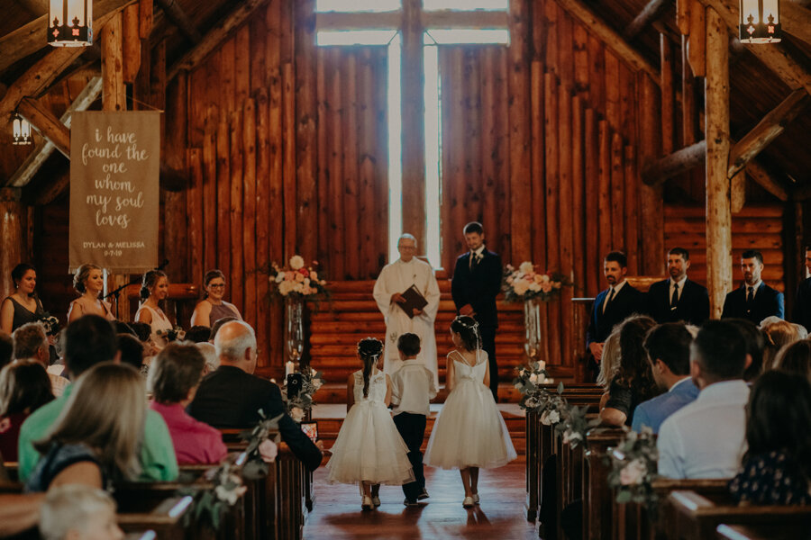 Pine Lake Resort in Waupaca WI is the perfect venue for a wedding